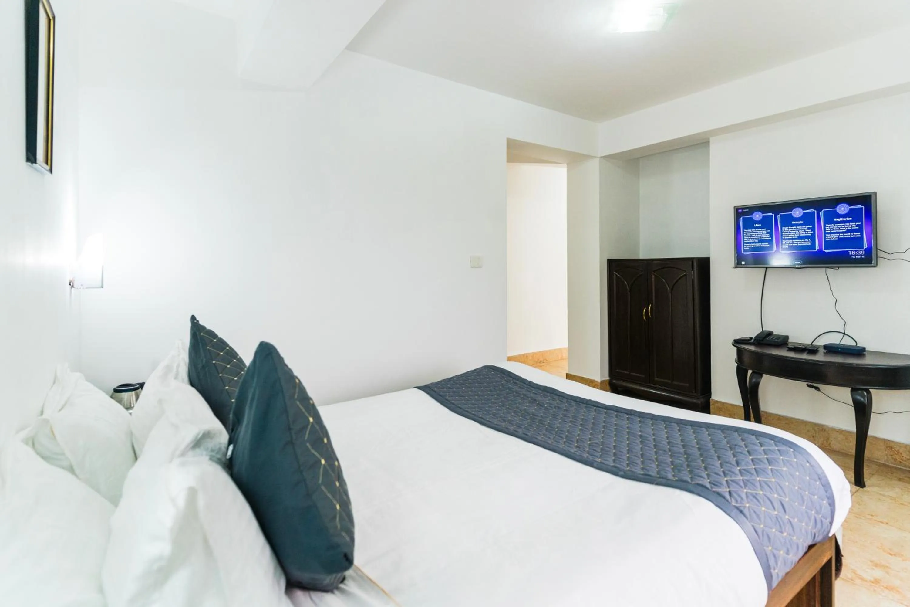 Bed in Sharolyn Boutique Hotel