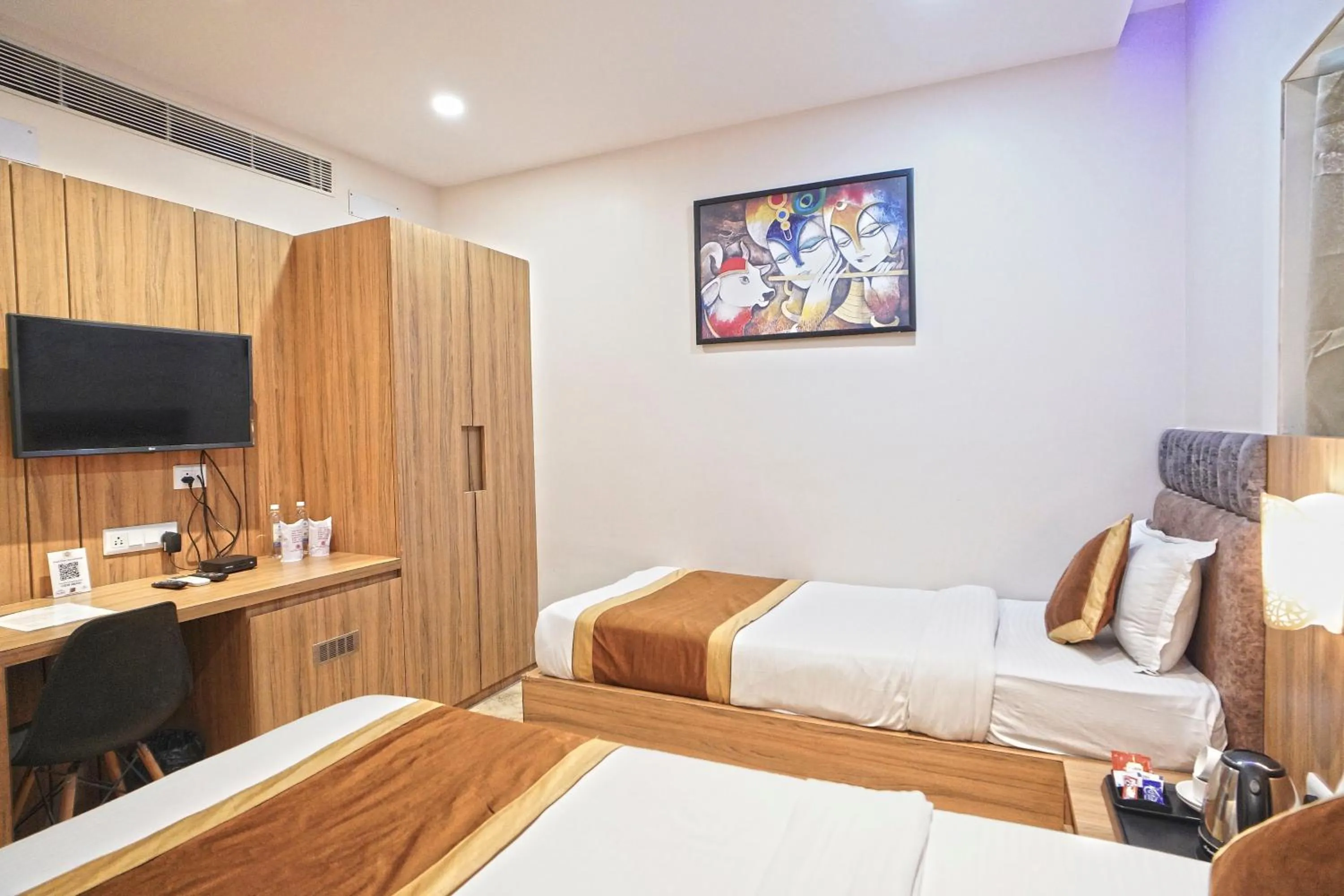 Communal lounge/ TV room, Bed in Hotel Ekta International !! 300 Mts From BABA BAIDYANATH DHAM TEMPLE !!