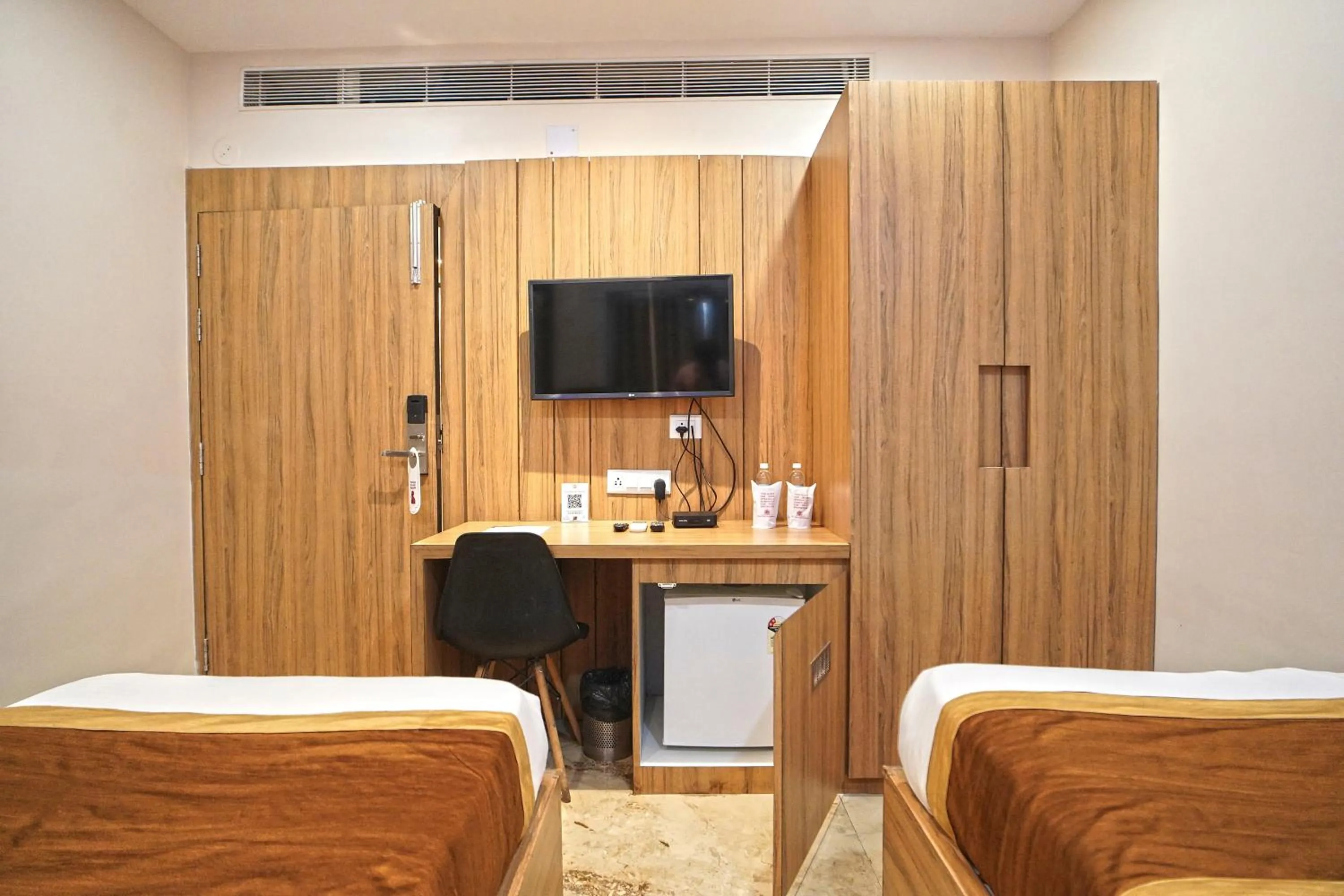 Bed in Hotel Ekta International !! 300 Mts From BABA BAIDYANATH DHAM TEMPLE !!