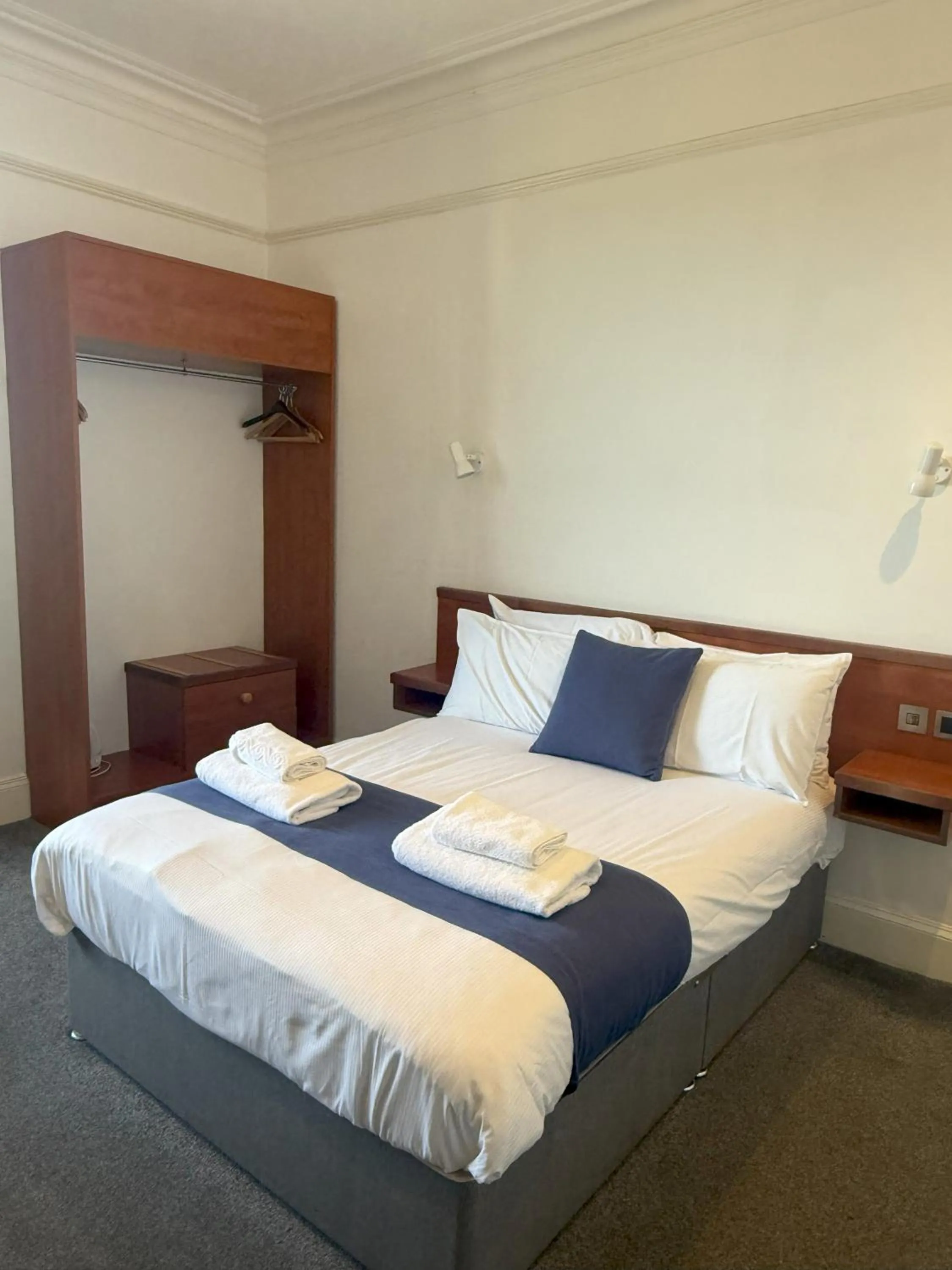 Bedroom, Bed in Chase Hotel