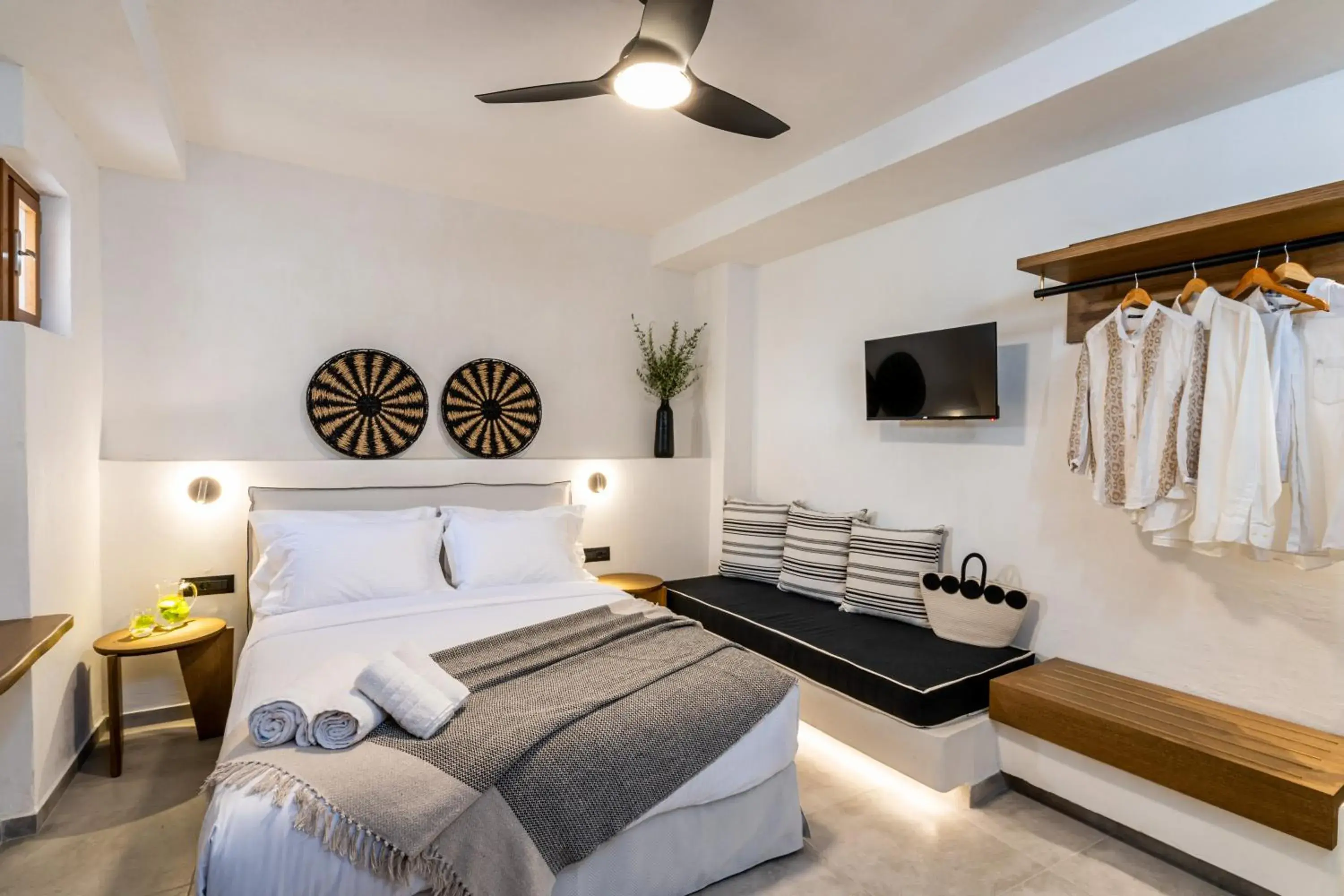 Triple Room in Amer Suites Triple Room in Amer Suites