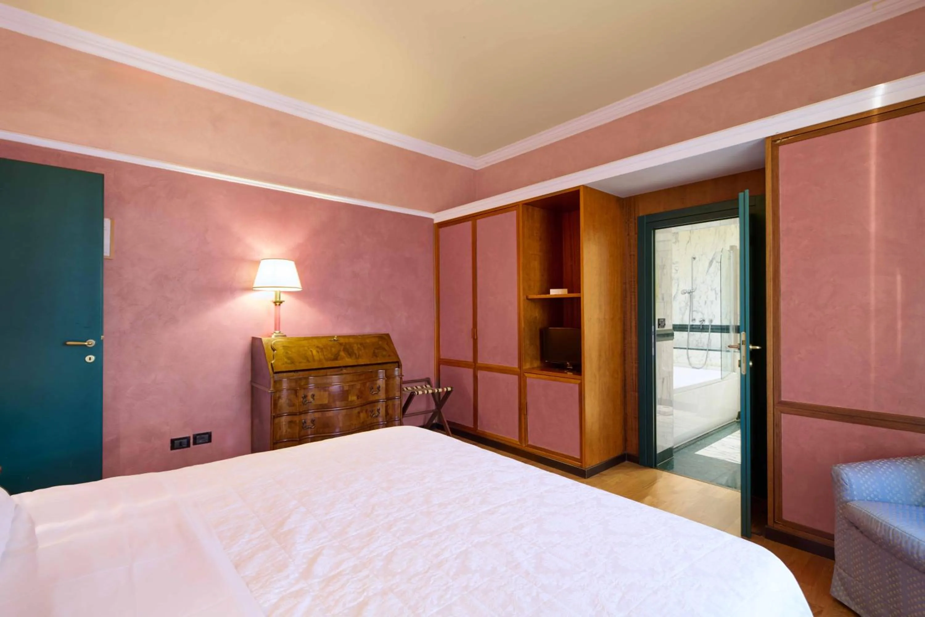 Photo of the whole room, Bed in Grand Hotel Bellavista Palace & Golf