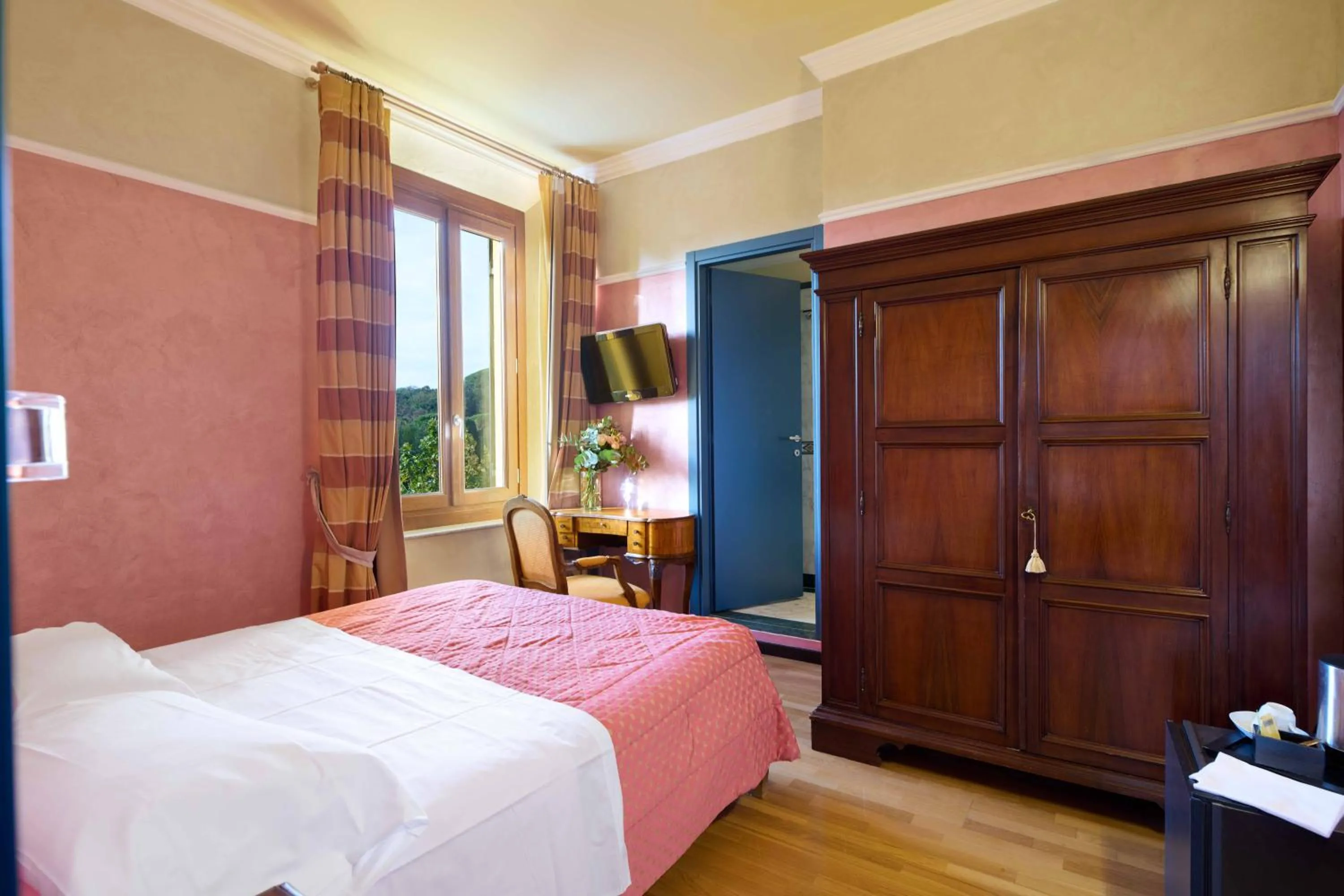 Photo of the whole room, Bed in Grand Hotel Bellavista Palace & Golf