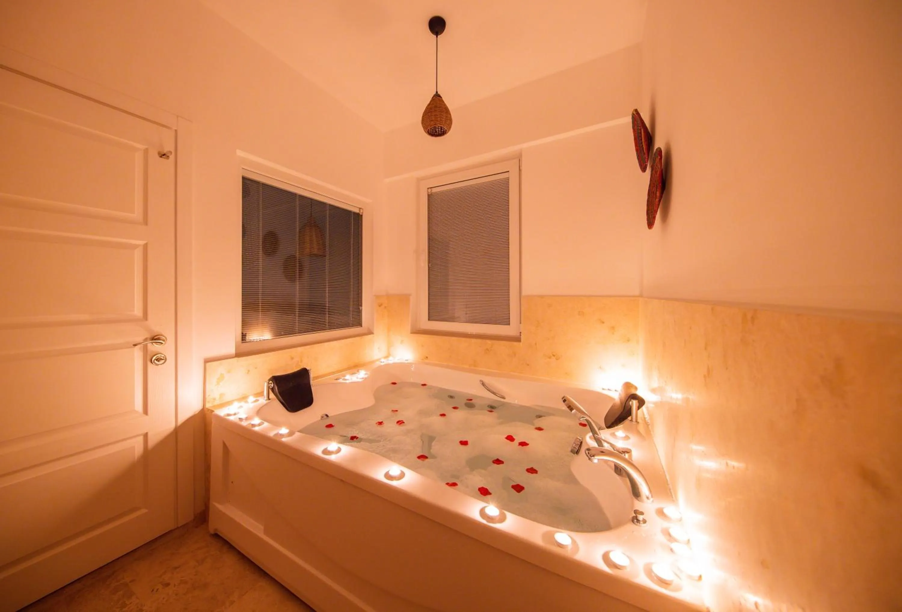 Hot Tub, Bed in Villa Ay