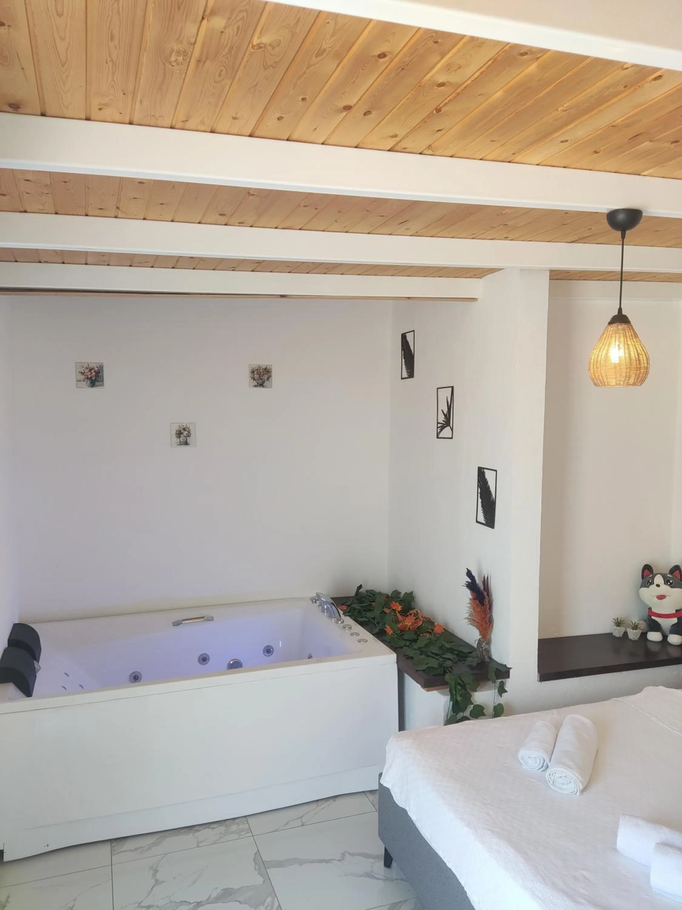 Hot Tub, Bed in Villa Ay