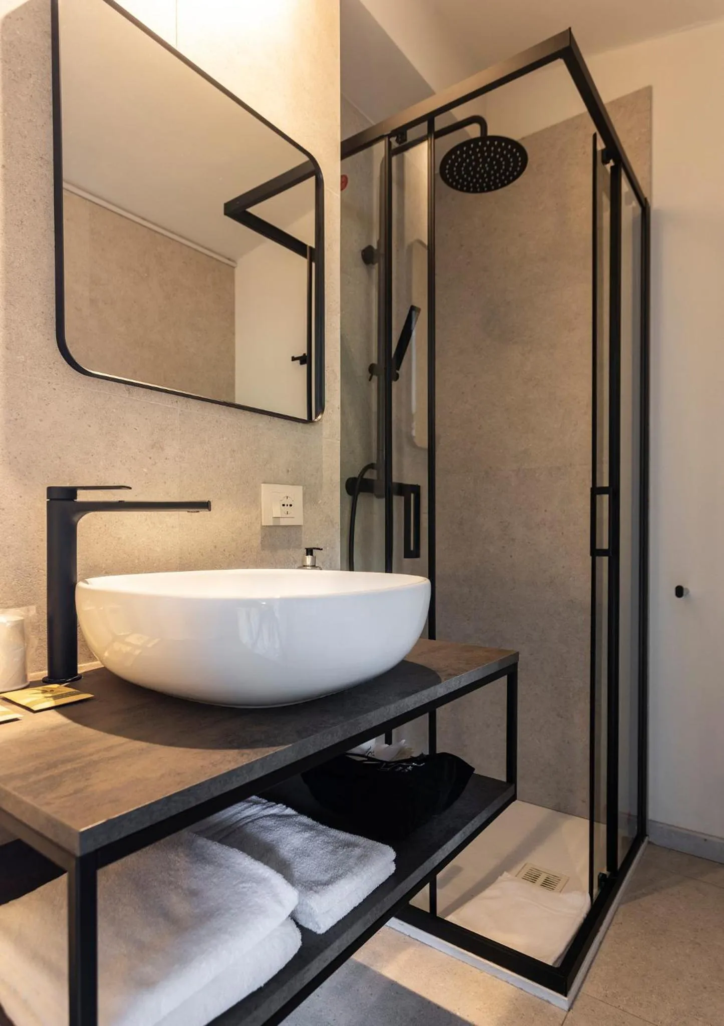 Shower, Bed in Hotel Carillon