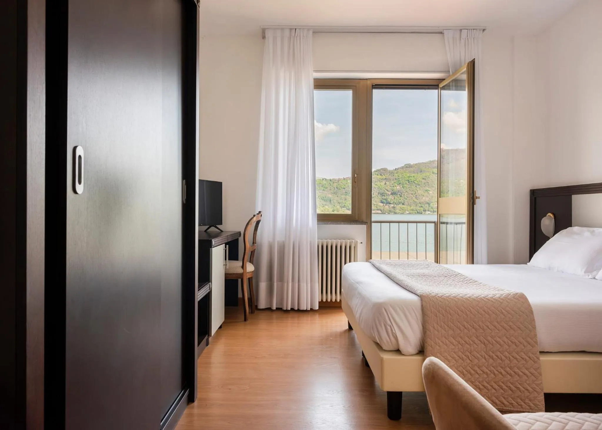 View (from property/room), Bed in Hotel Carillon