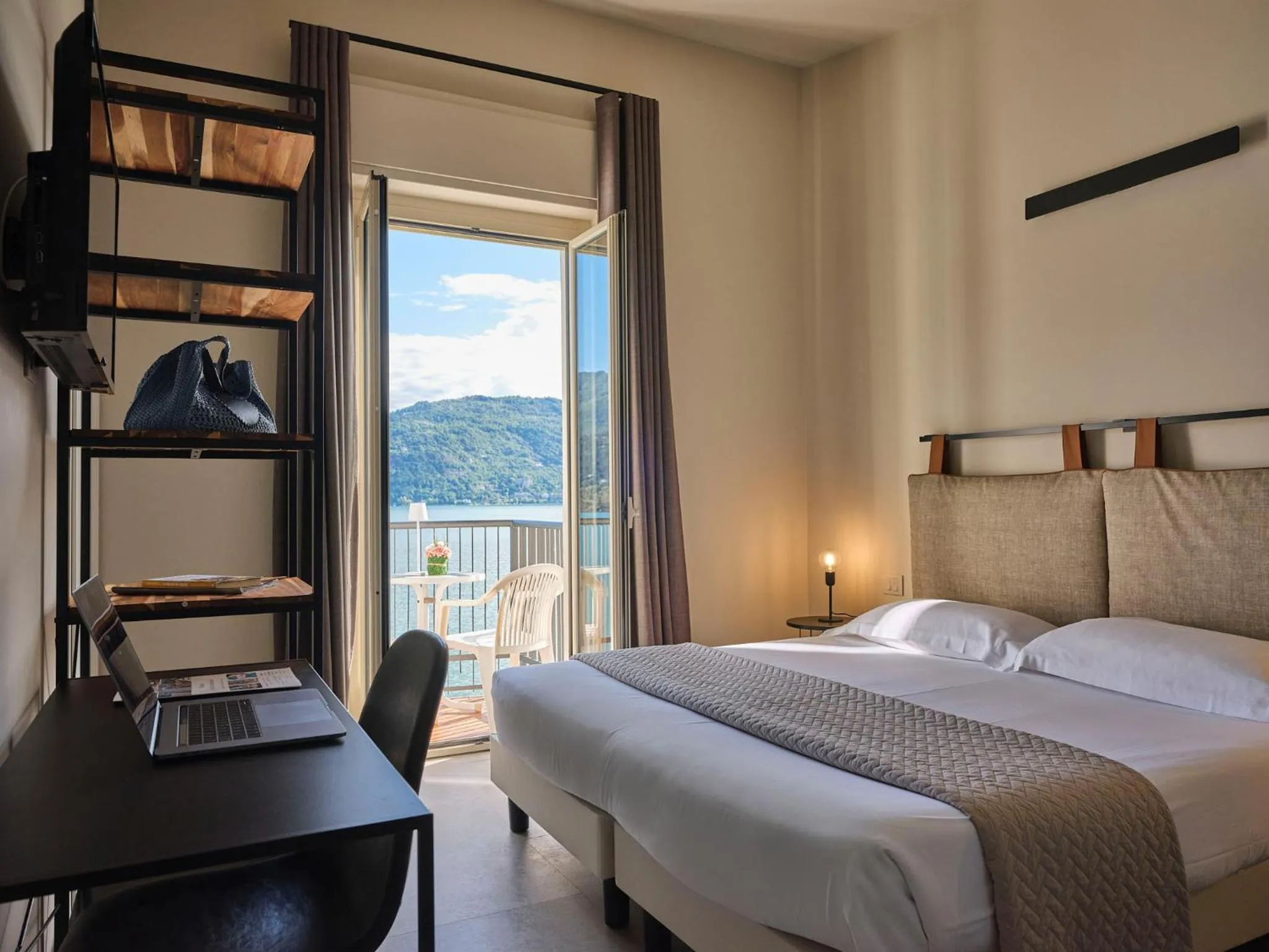 Bed in Hotel Carillon