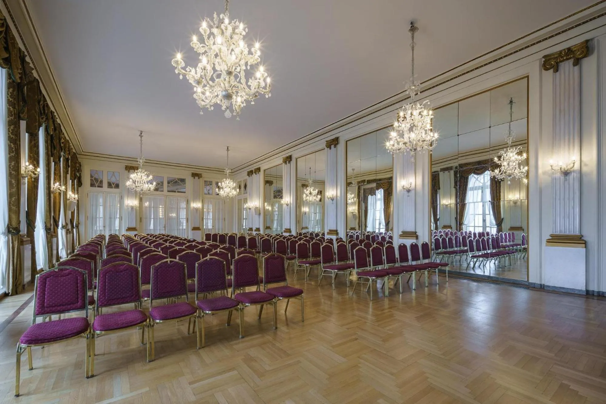 Seating area in Eurostars Hotel Excelsior