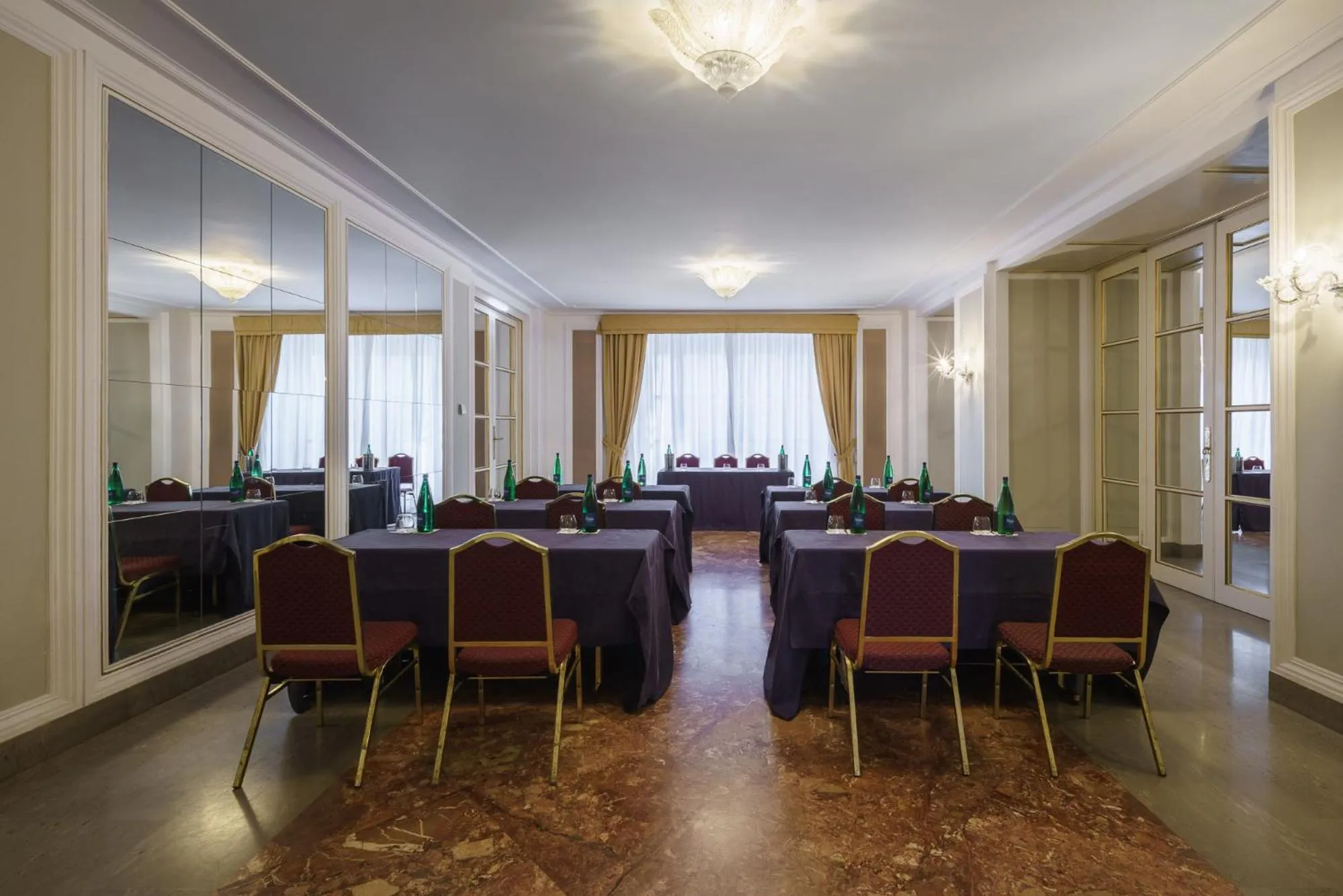 Seating area in Eurostars Hotel Excelsior