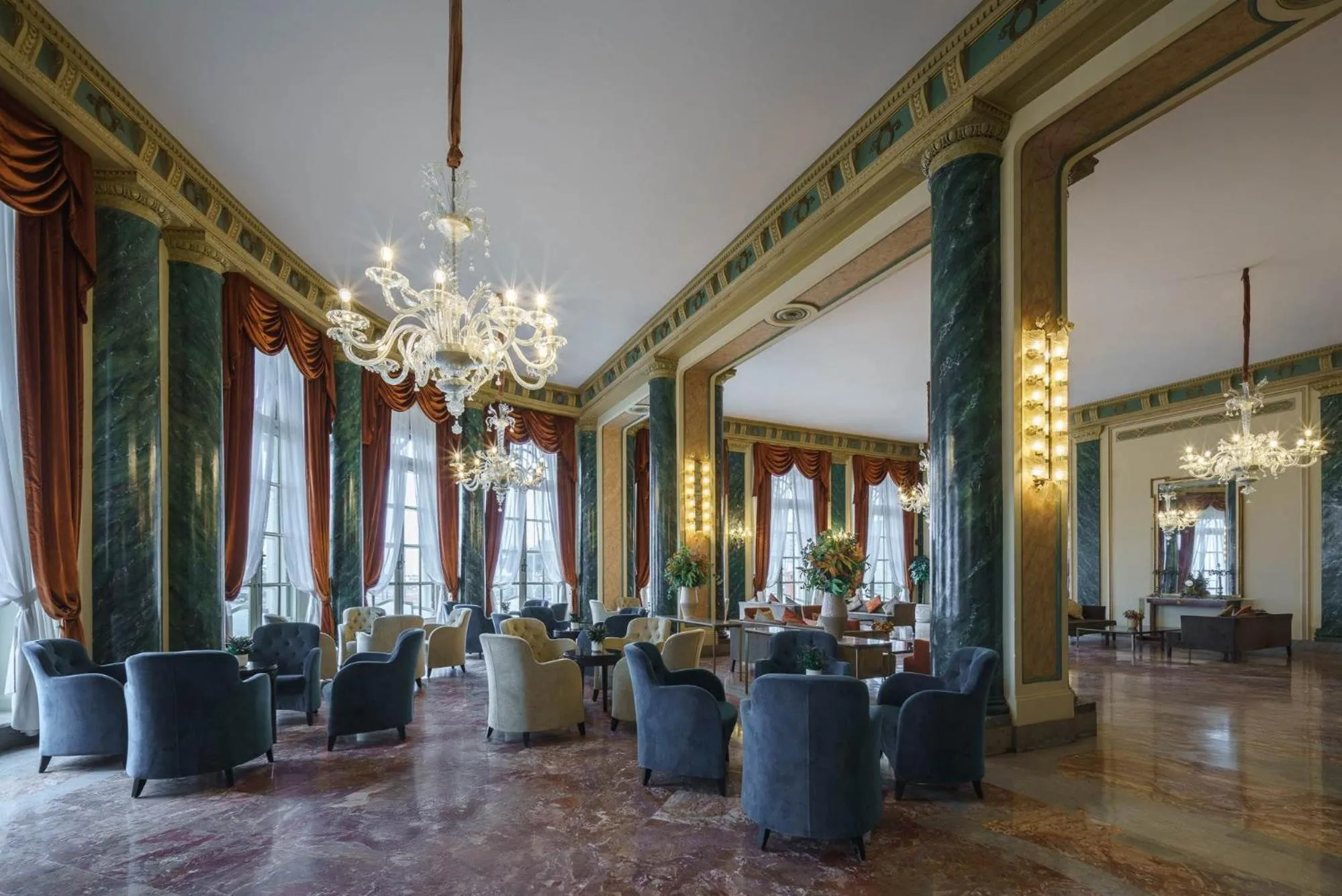 Seating area in Eurostars Hotel Excelsior