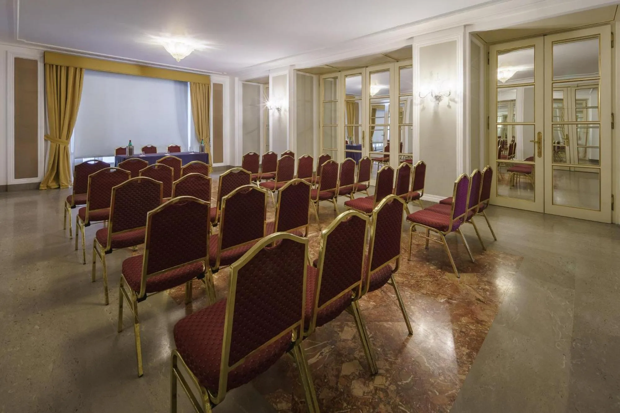 Seating area in Eurostars Hotel Excelsior