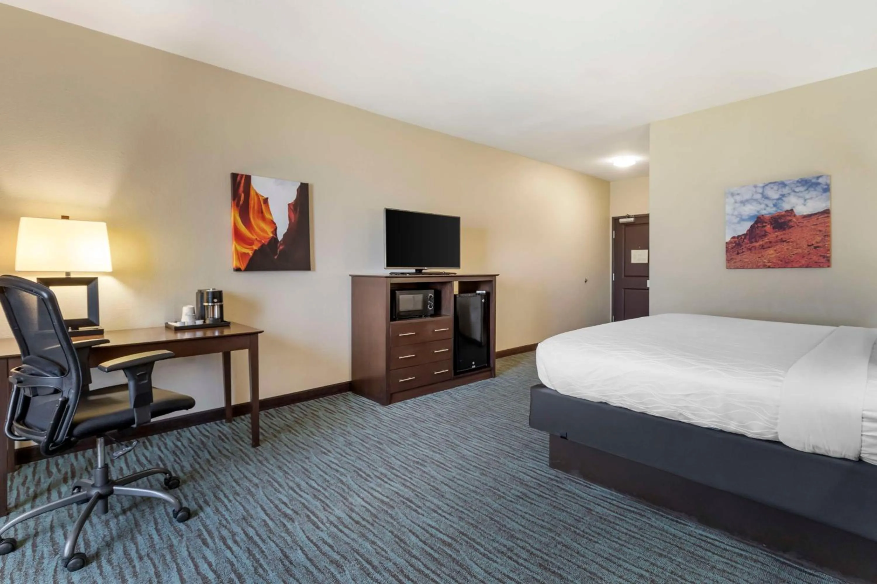 Bedroom, Bed in Best Western Plus Longhorn Inn & Suites