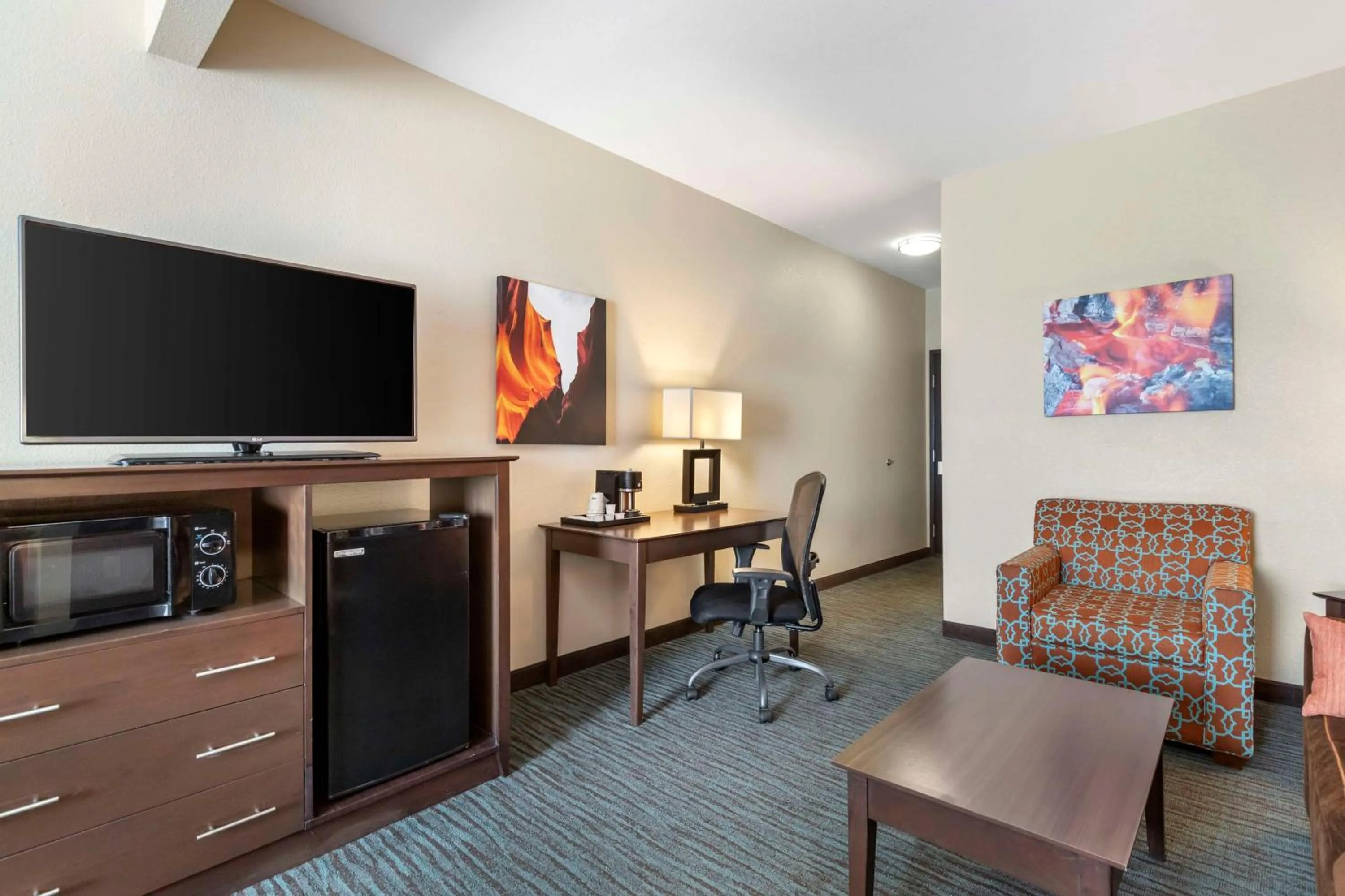 Photo of the whole room in Best Western Plus Longhorn Inn & Suites