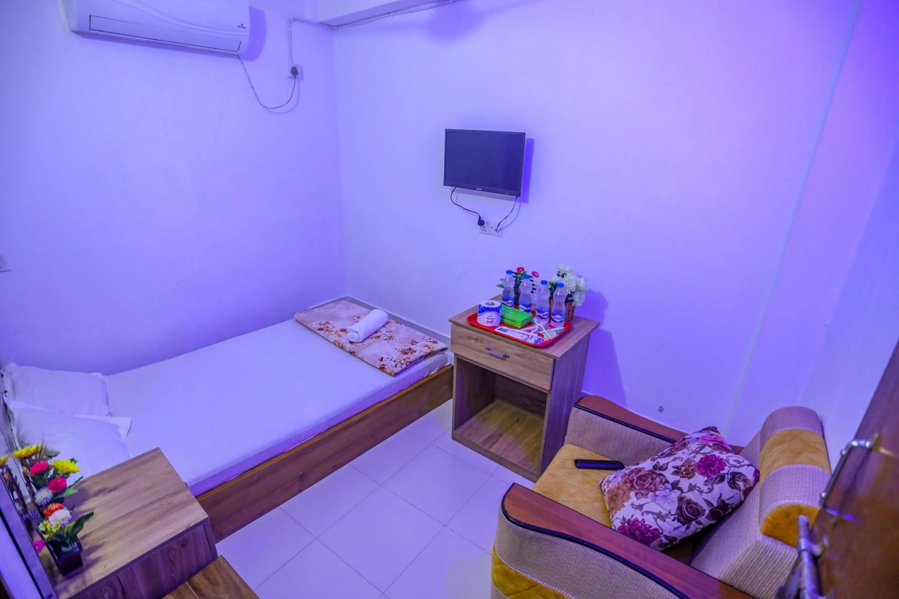 Photo of the whole room in Hotel City International Green Road