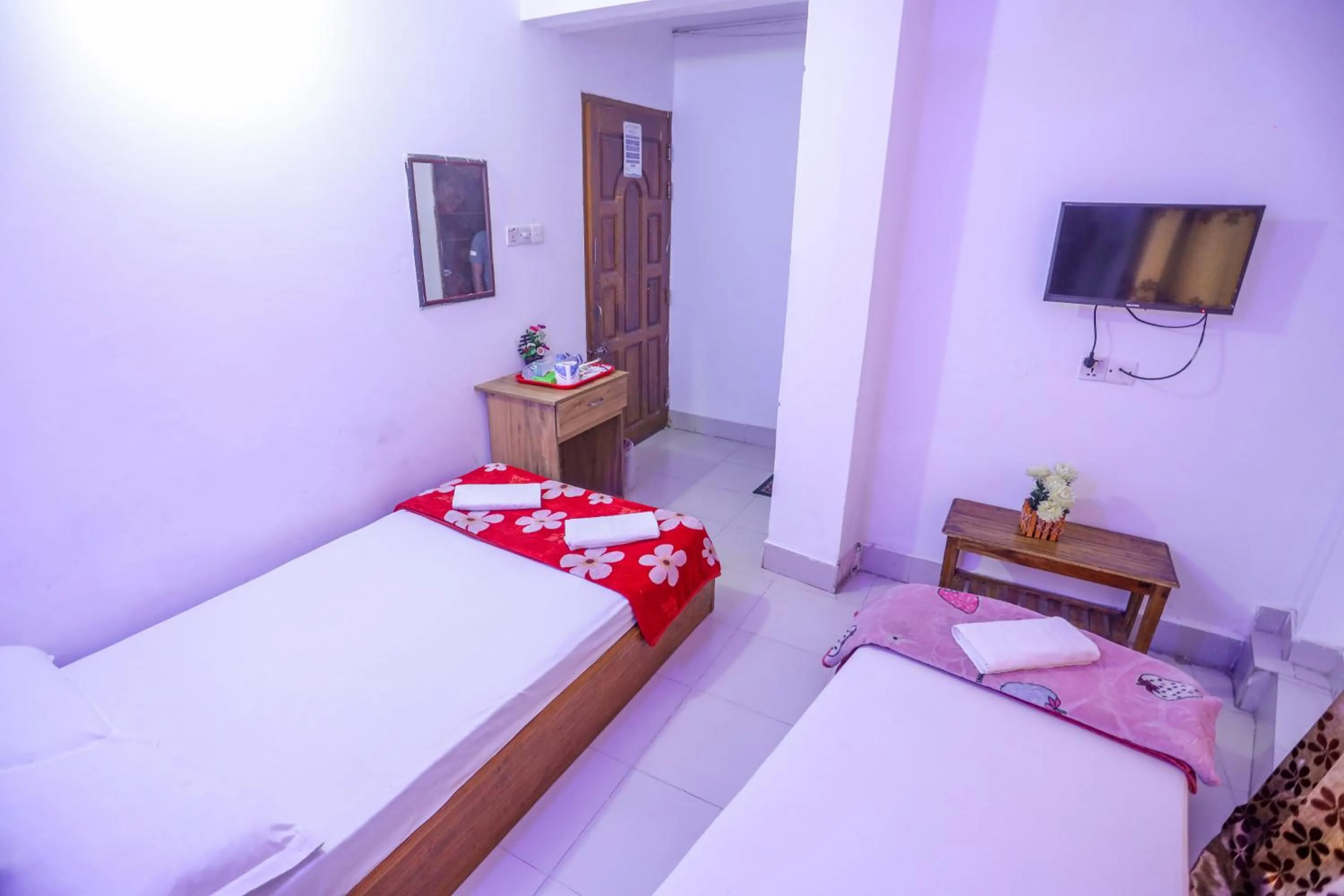 Photo of the whole room, Bed in Hotel City International Green Road