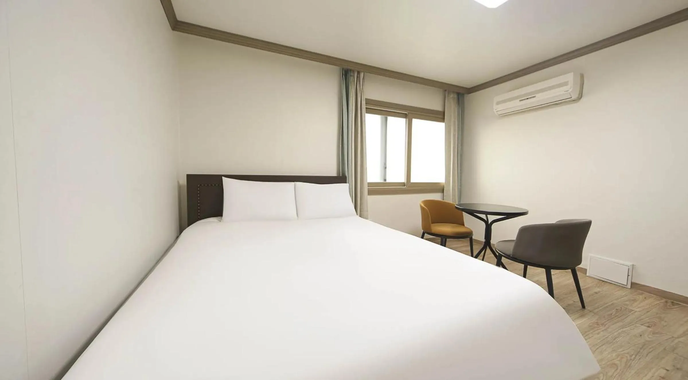 Bed in Top Island Hotel