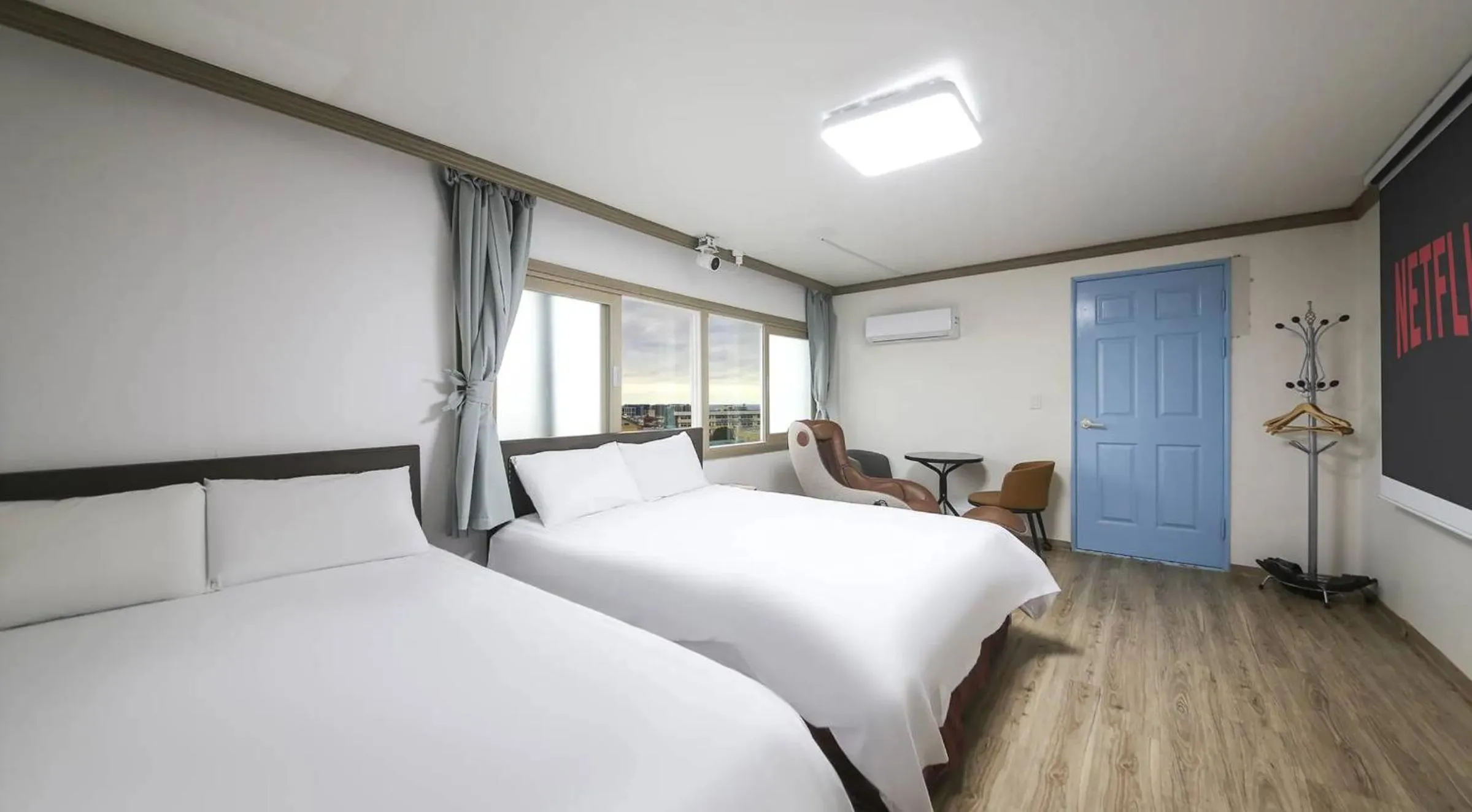 Photo of the whole room, Bed in Top Island Hotel