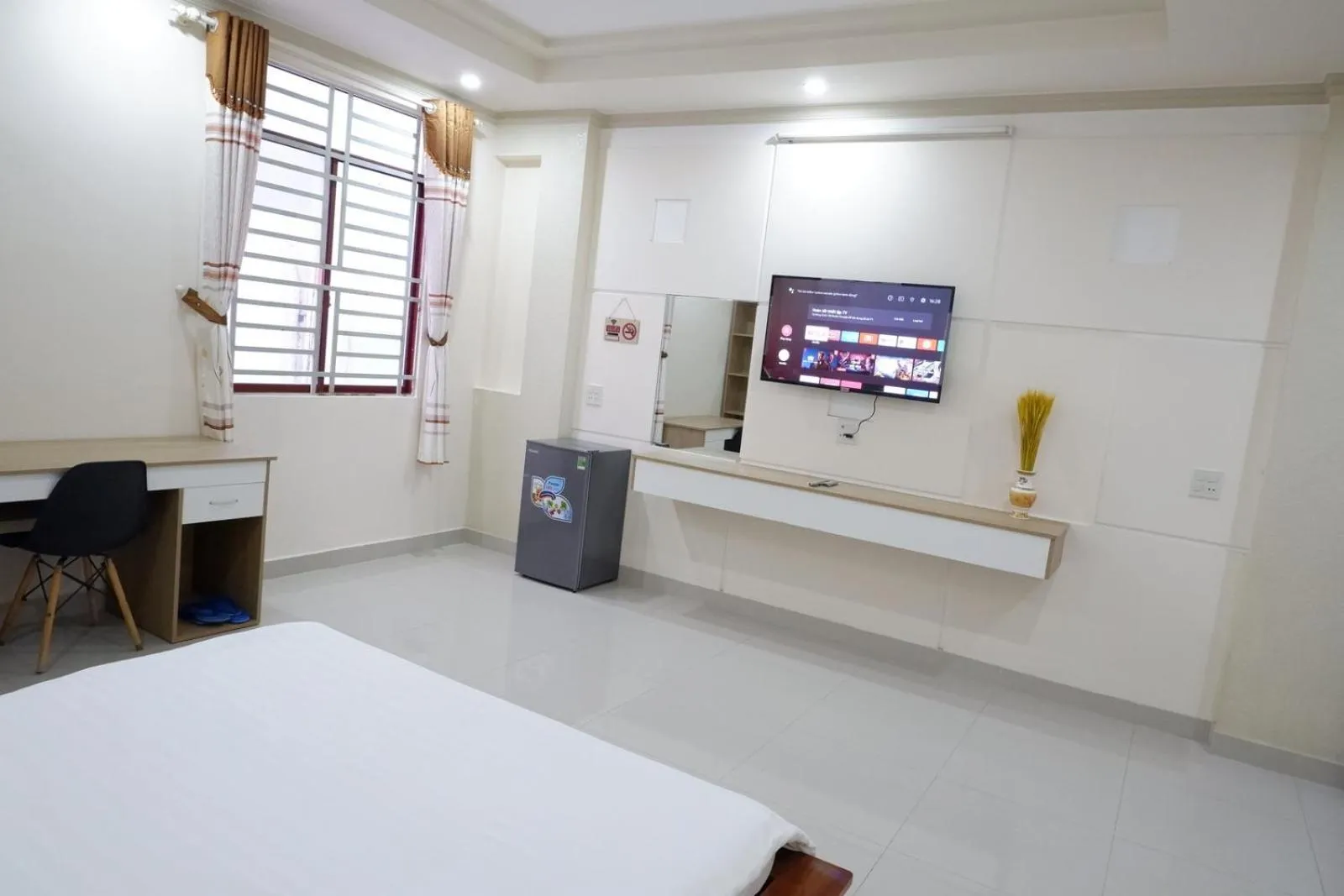 Communal lounge/ TV room in Winter Spring Homestay Center