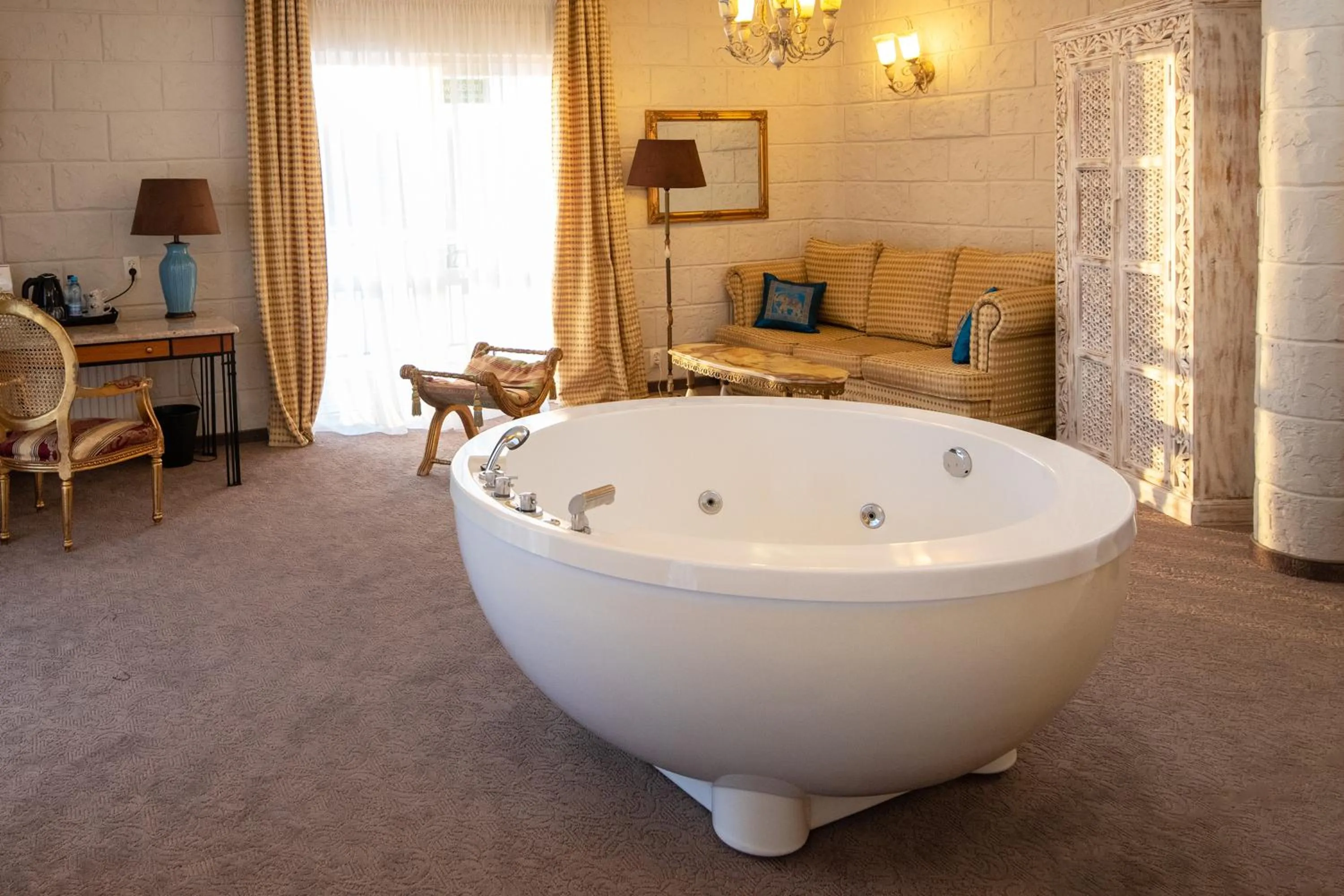 Hot Tub in Hotel Azzun Orient SPA&Wellness