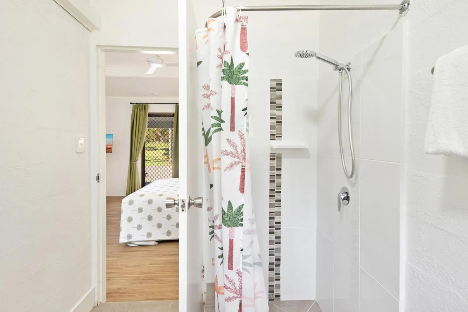 Shower in Kinka Palms Motel