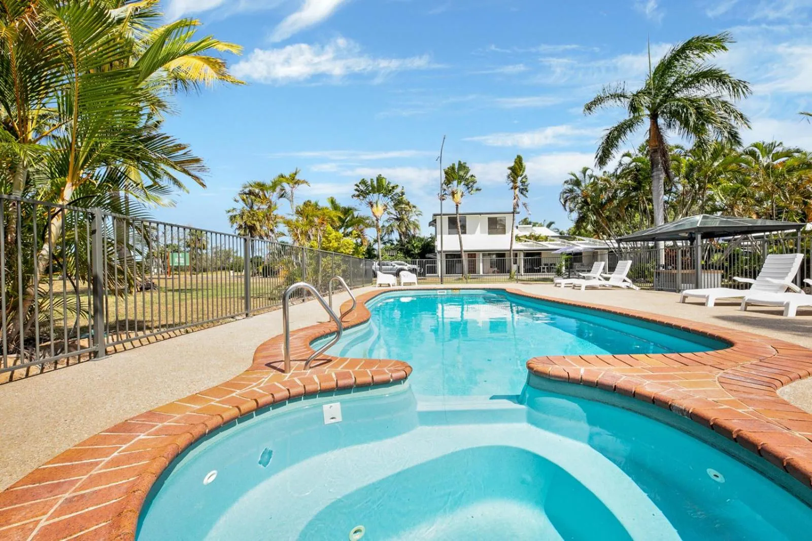 Swimming pool in Kinka Palms Motel