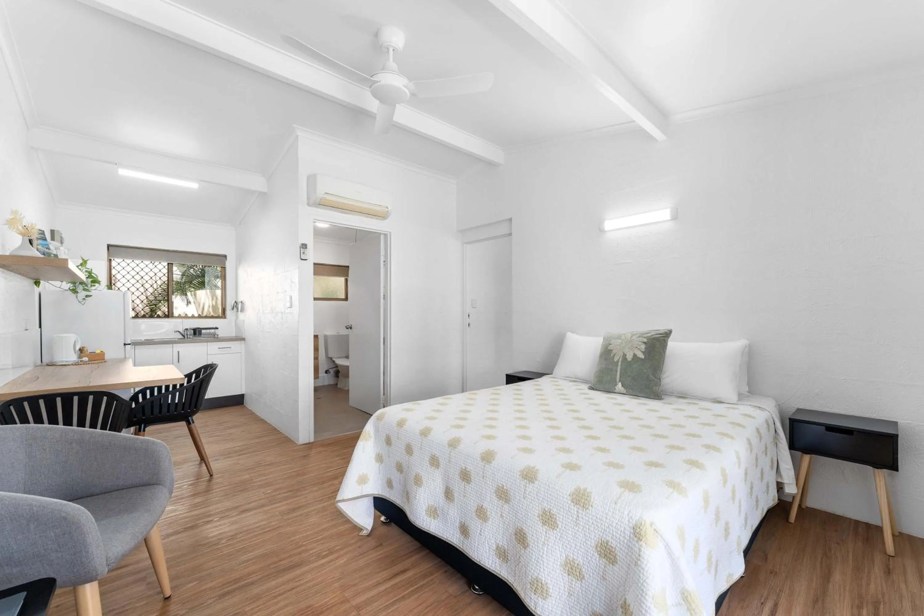 Bed in Kinka Palms Motel