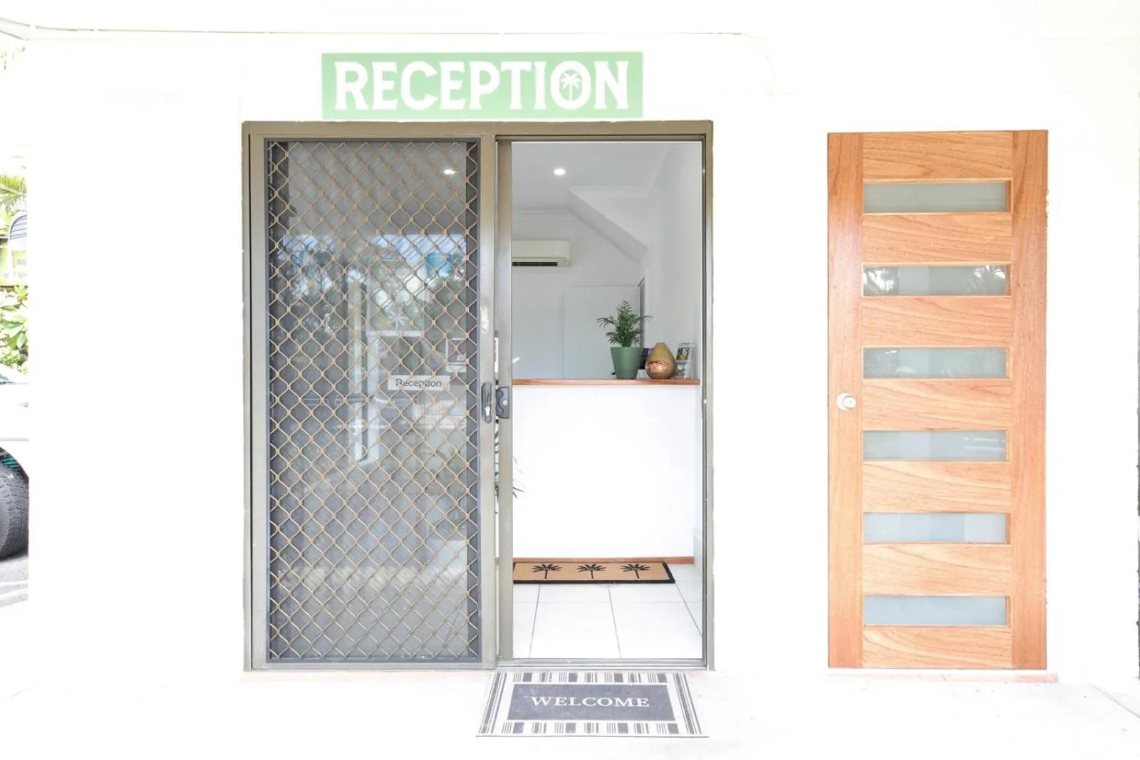 Facade/entrance in Kinka Palms Motel