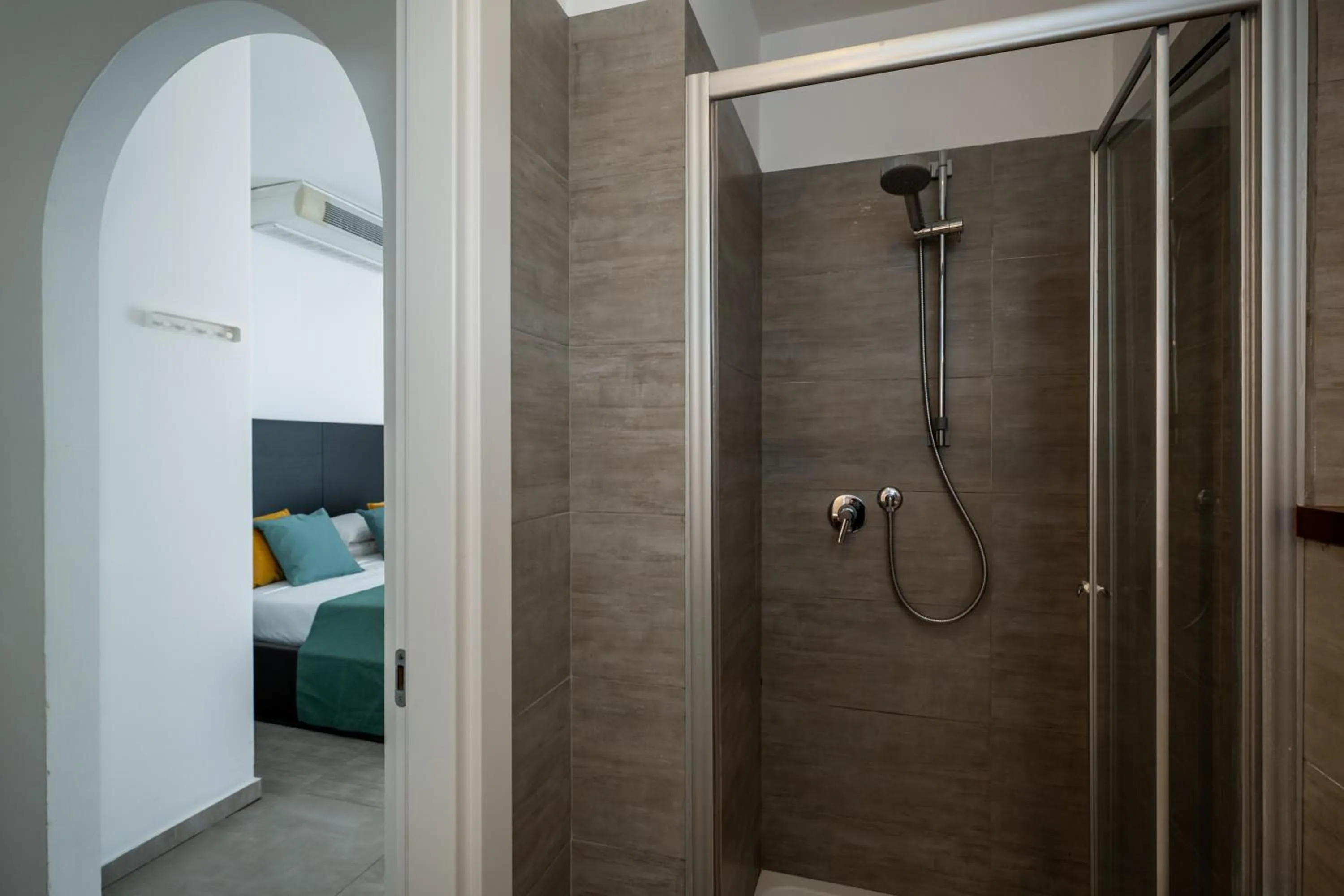 Shower, Bed in Hotel Continental