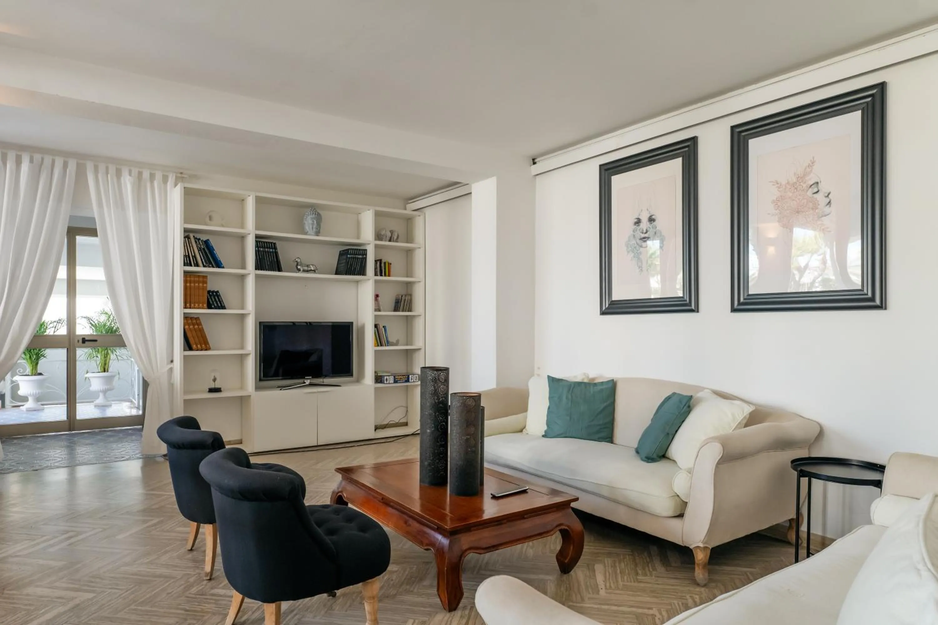 Communal lounge/ TV room in Hotel Continental