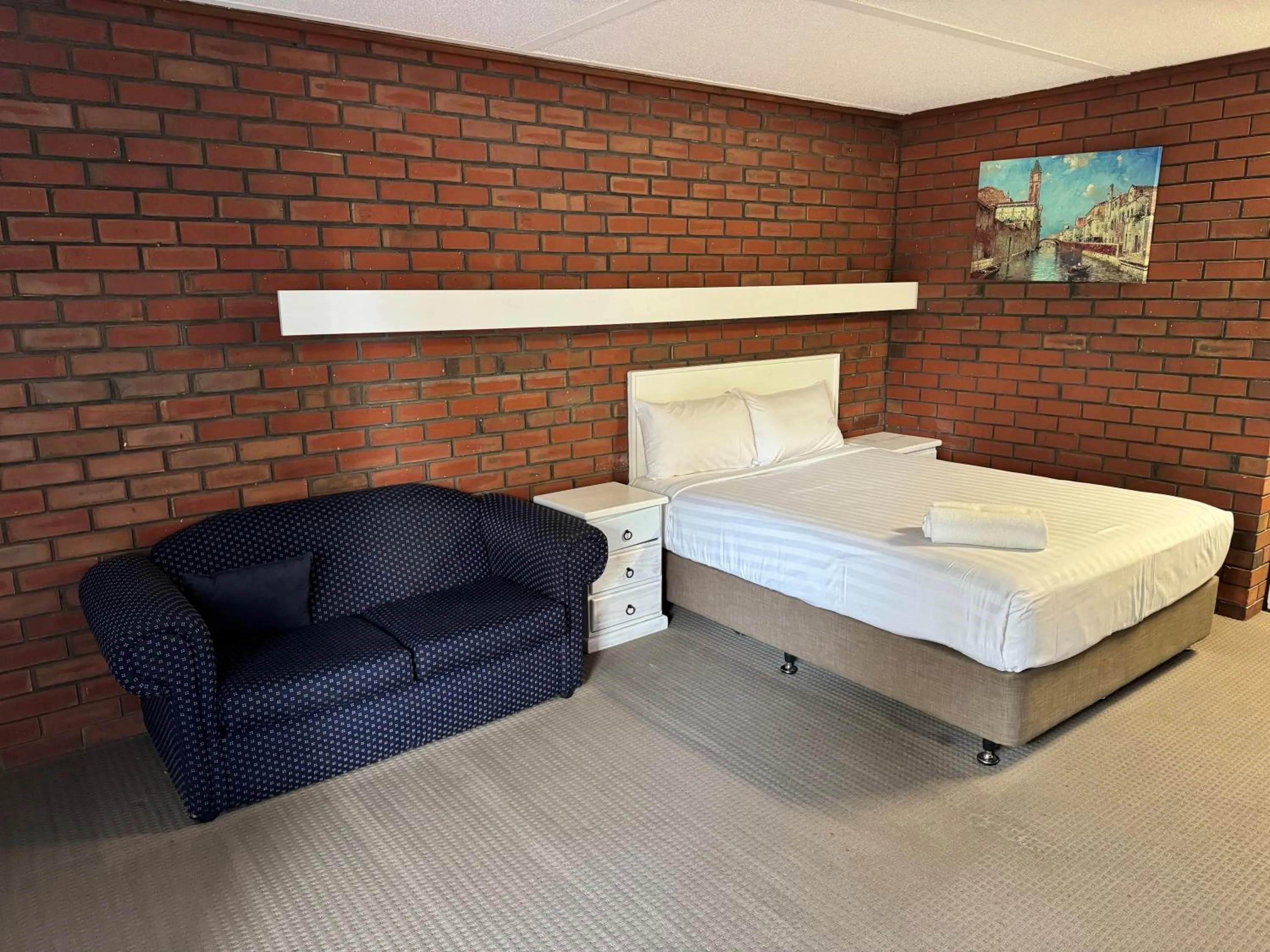 Bed in Mid City Plantation Motel