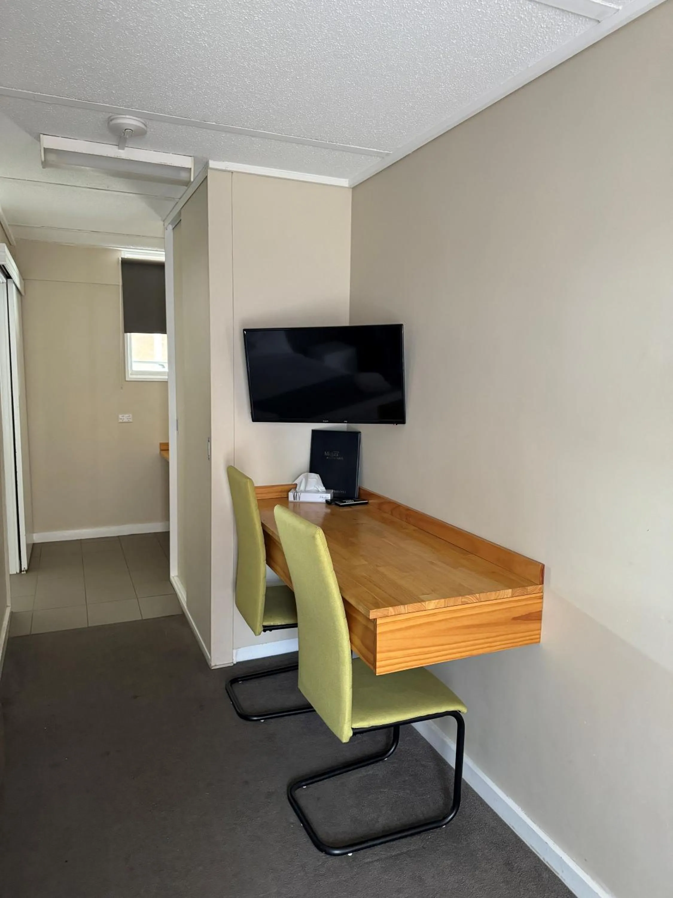 TV and multimedia in Mid City Plantation Motel