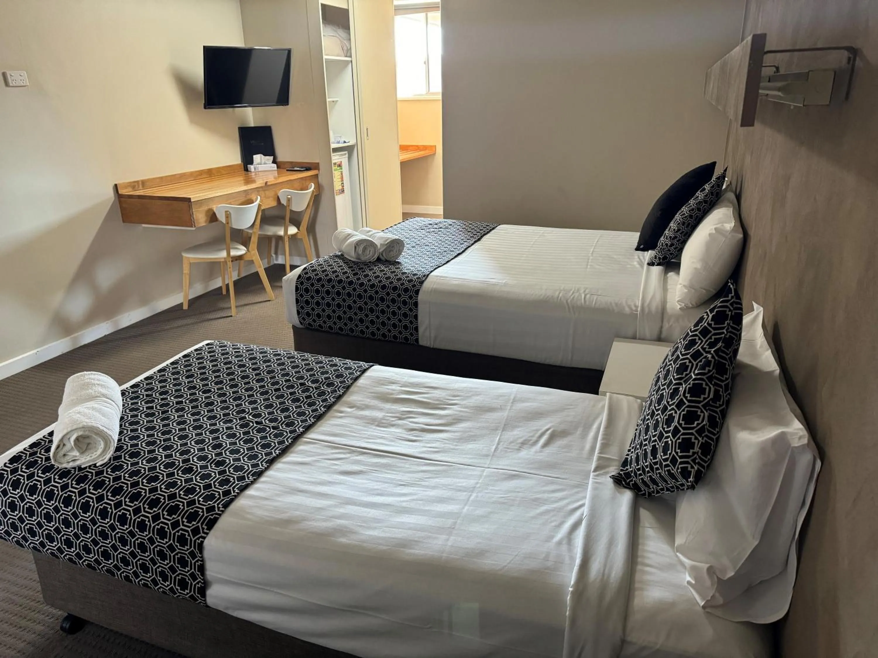 Bed in Mid City Plantation Motel