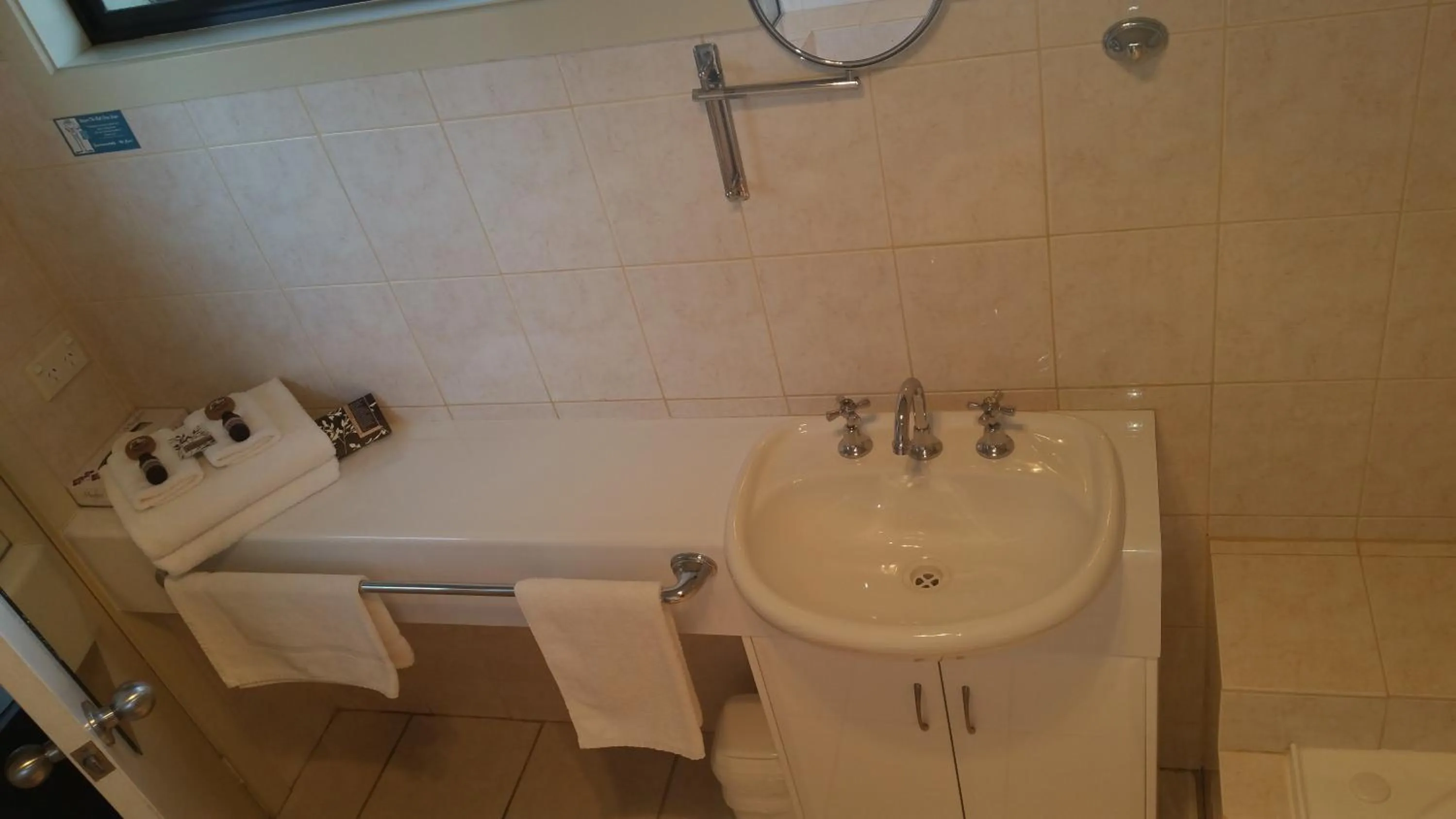 Bathroom in Metung Waters Motel and Apartments