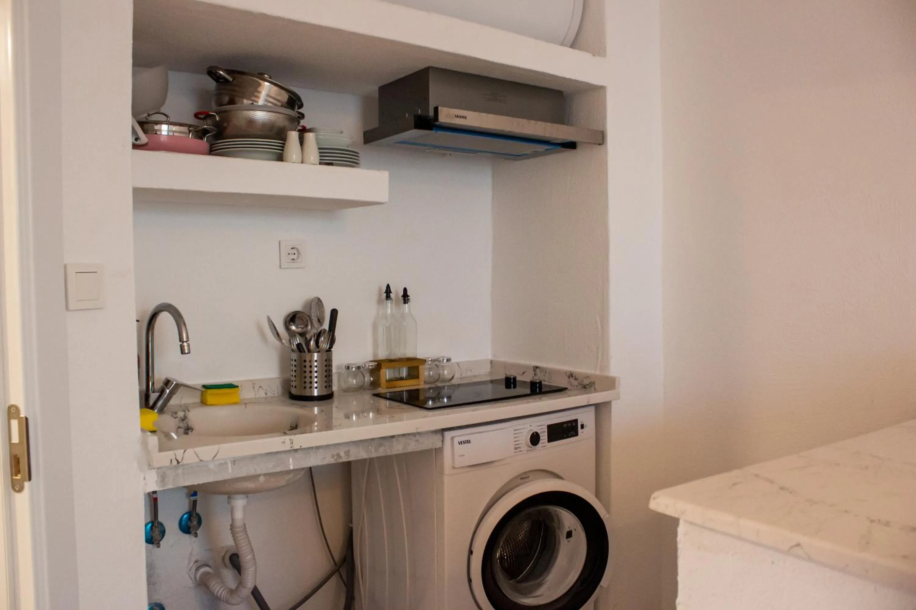 washing machine in Aloha Suites