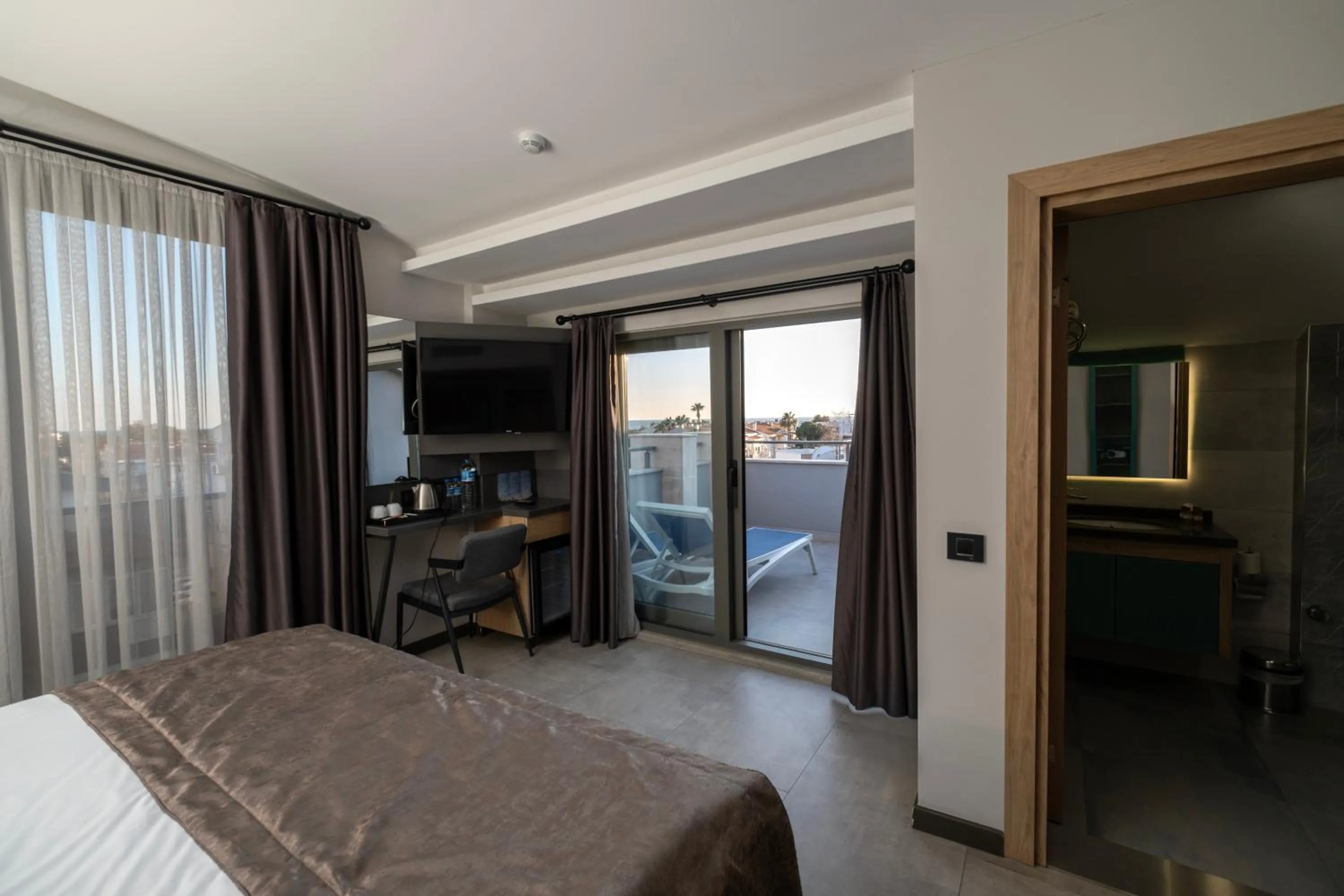 TV and multimedia, Bed in Peramis Hotel & Spa