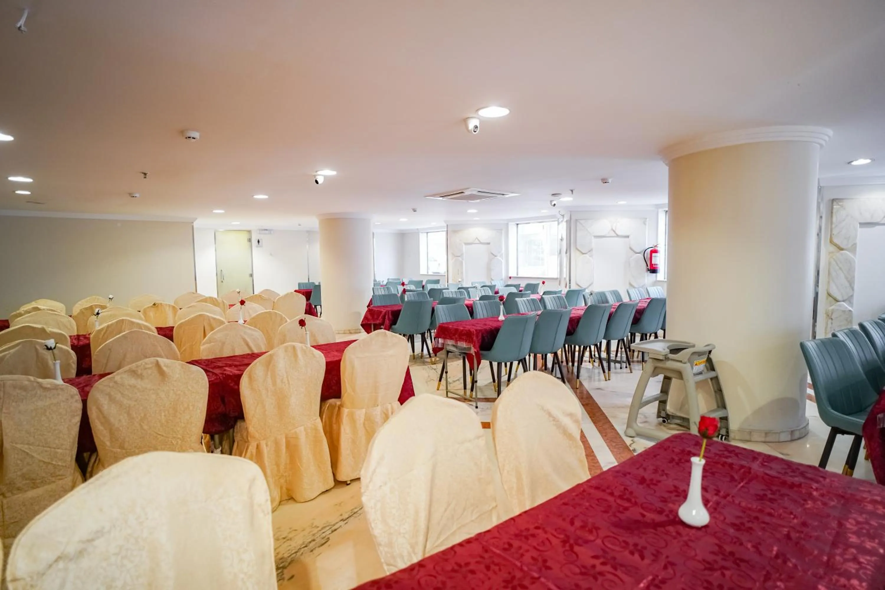 Restaurant/places to eat in Osturat Emaar Hotel