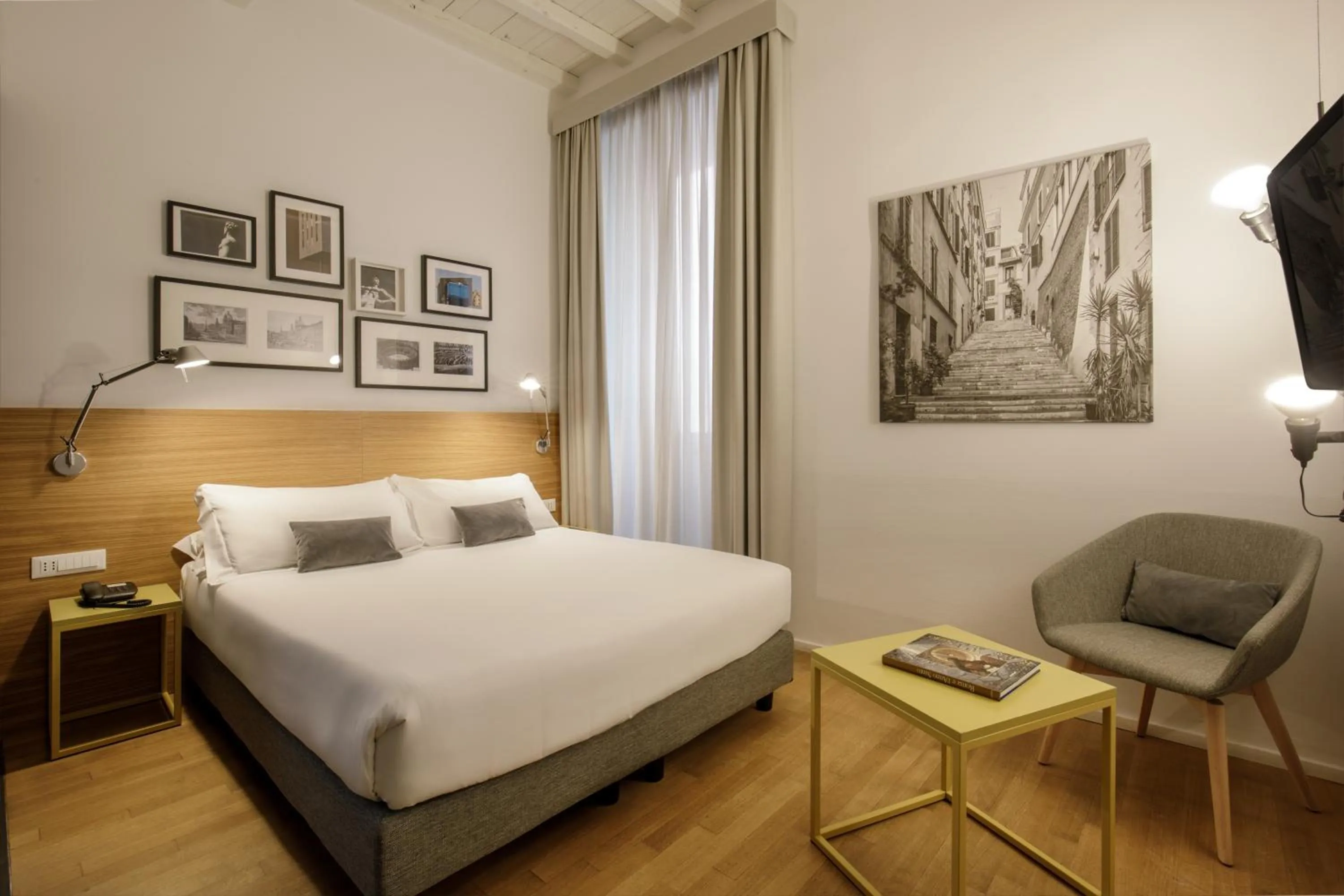 Bedroom, Bed in Coronari Palace