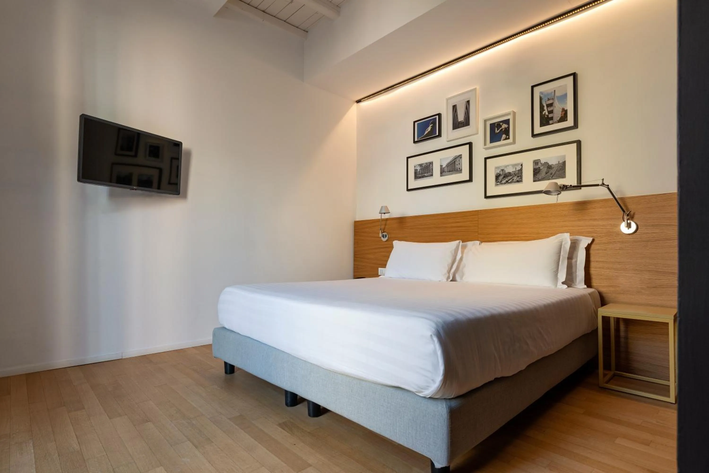 Photo of the whole room, Bed in Coronari Palace