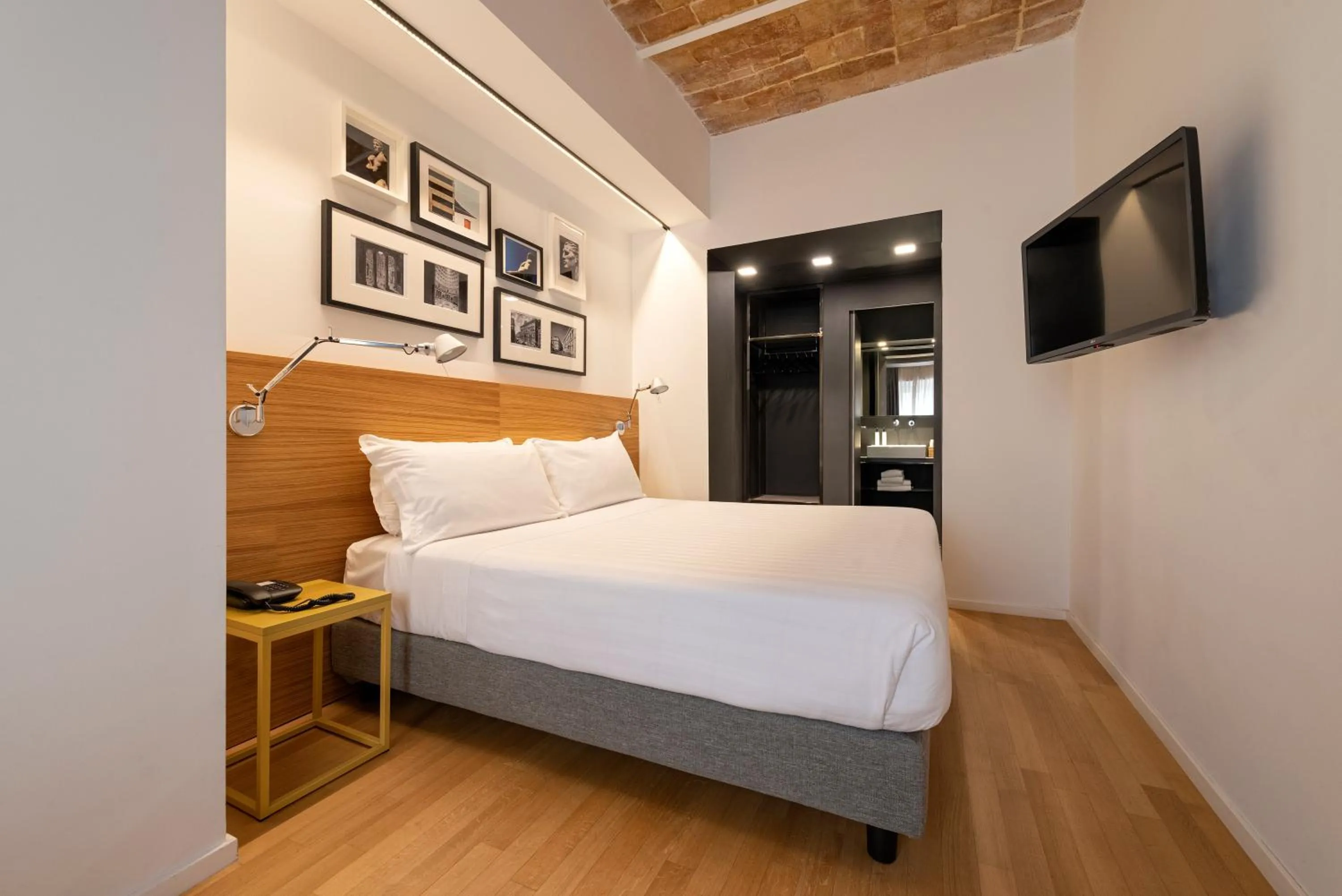 Photo of the whole room, Bed in Coronari Palace