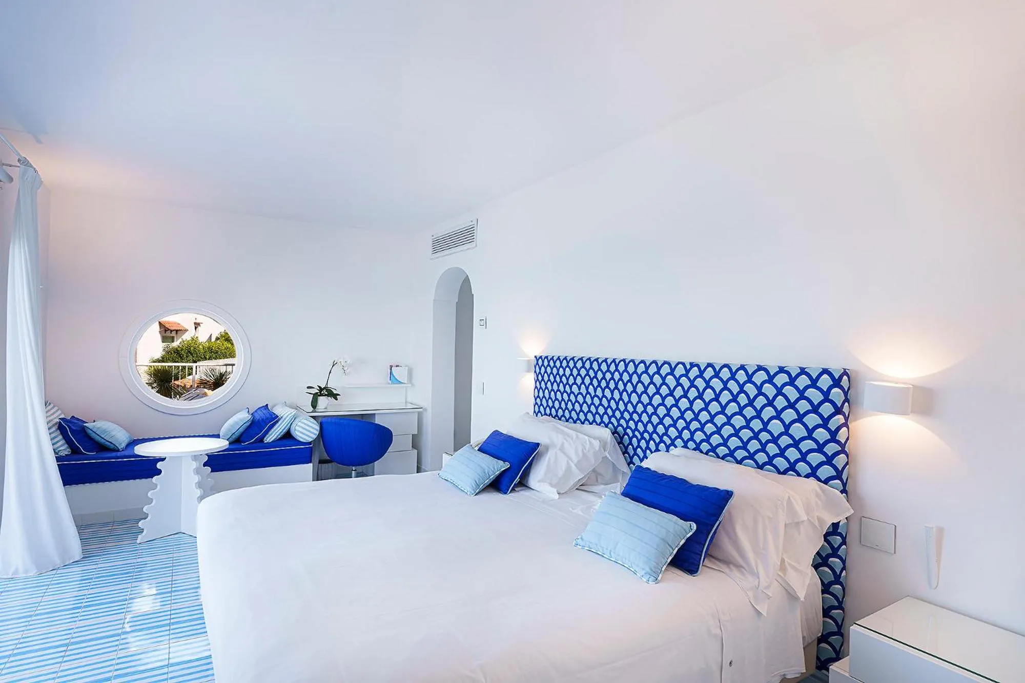 Bed in Hotel Continental Mare