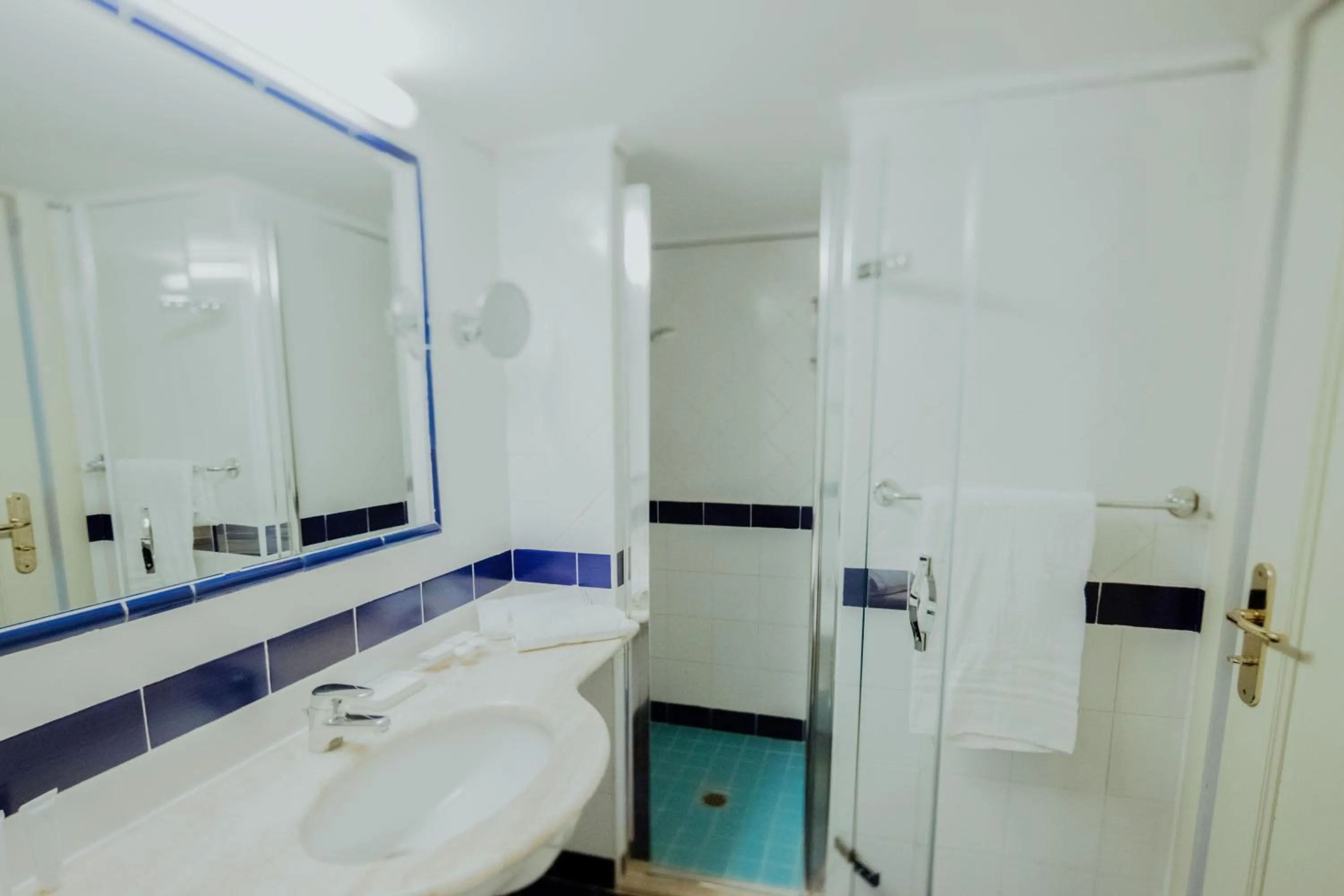 Shower in Hotel Continental Mare