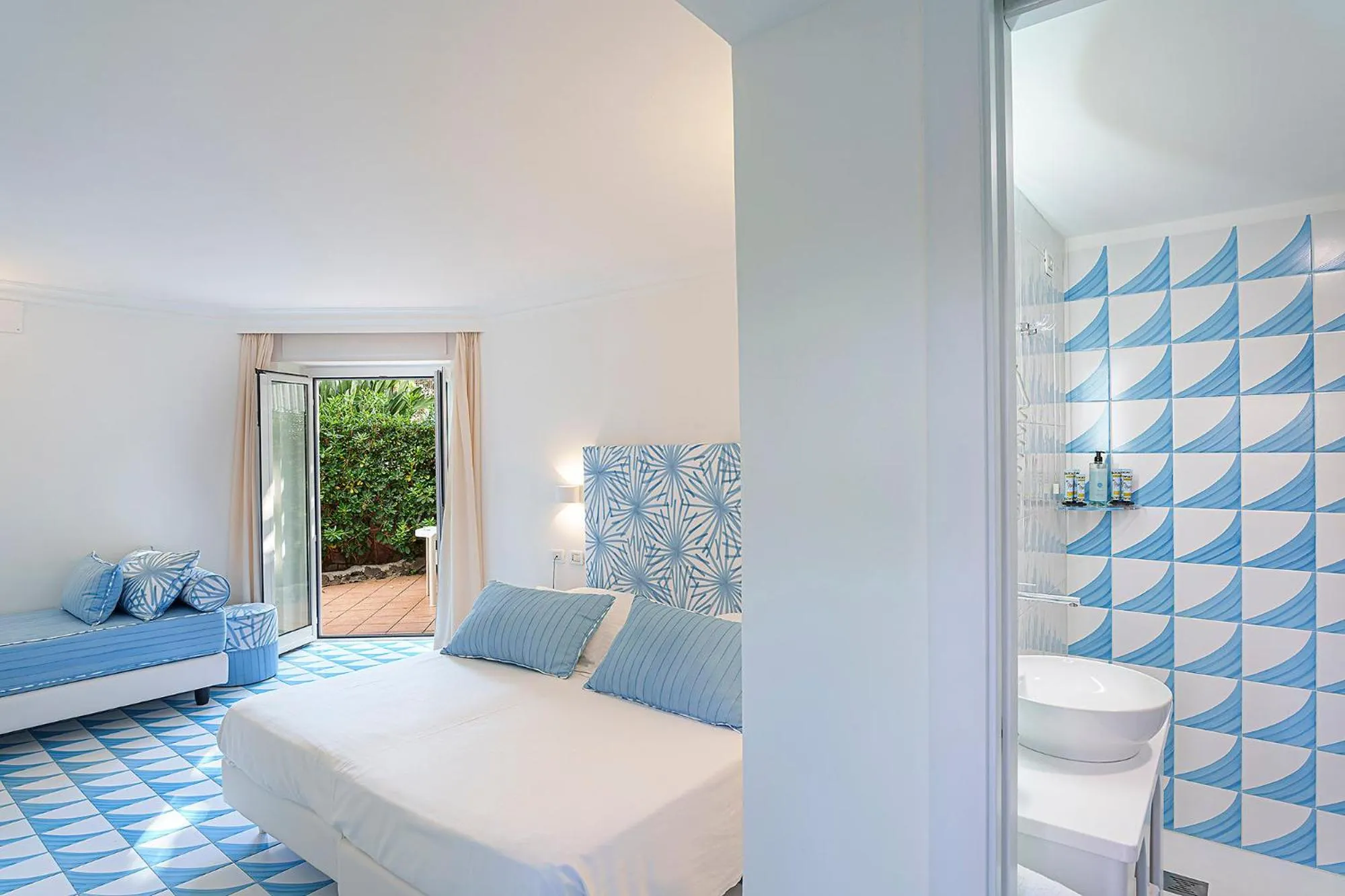 Photo of the whole room, Bed in Hotel Continental Mare