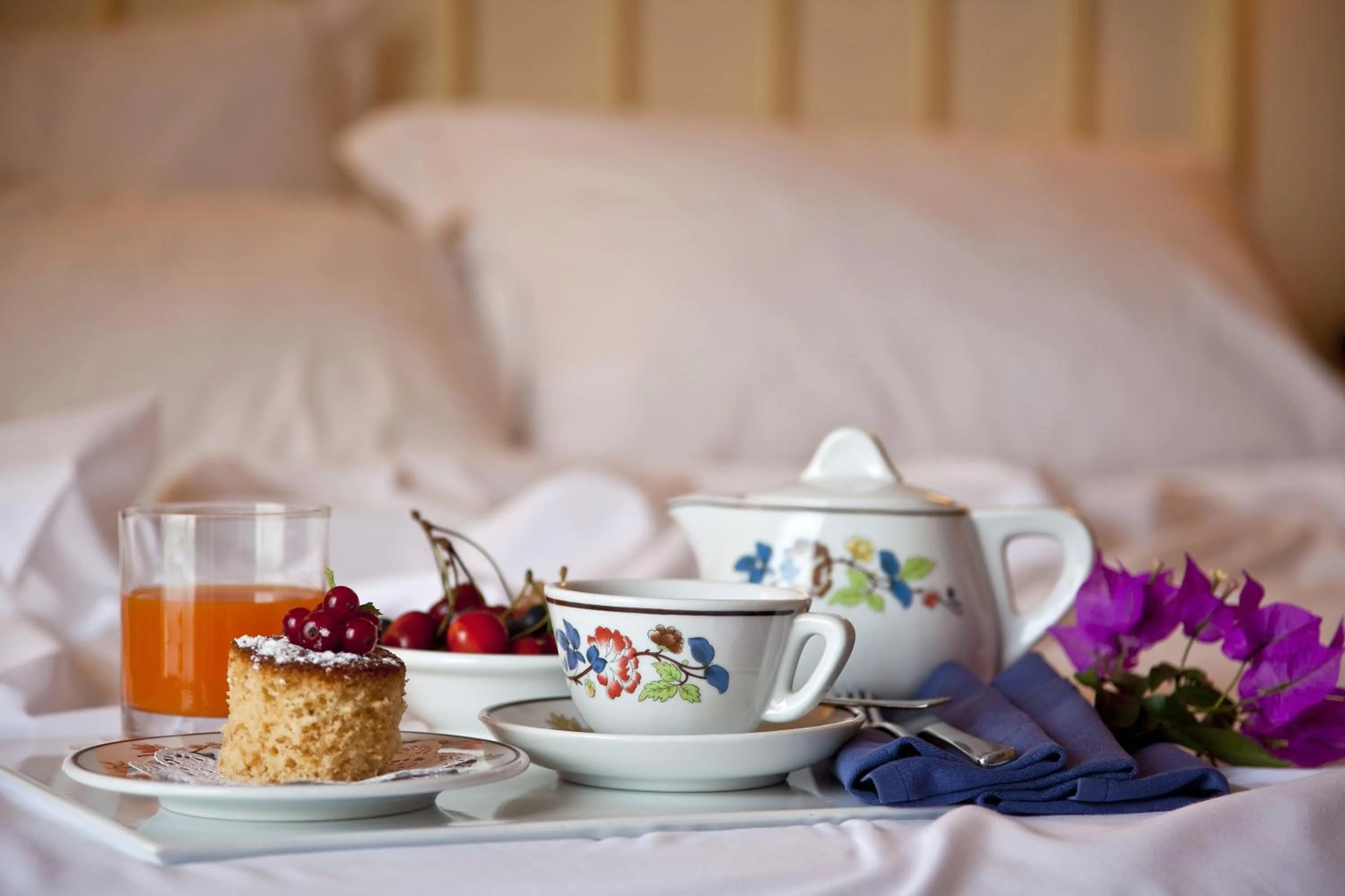 Breakfast, Bed in Hotel Continental Mare