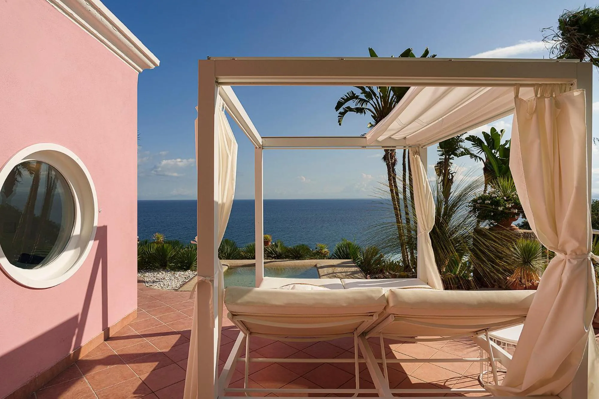 Swimming pool in Hotel Continental Mare