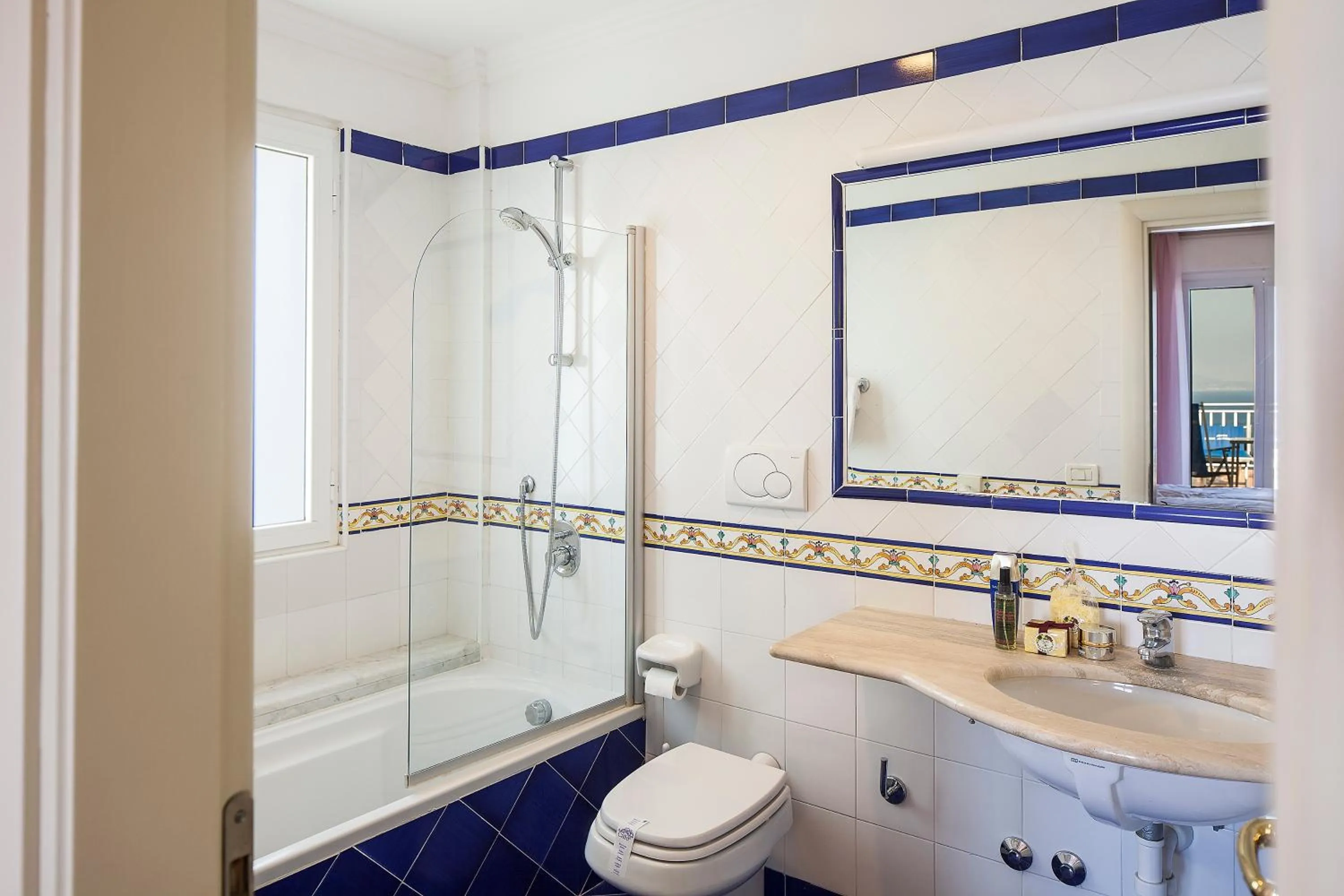 Toilet in Hotel Continental Mare