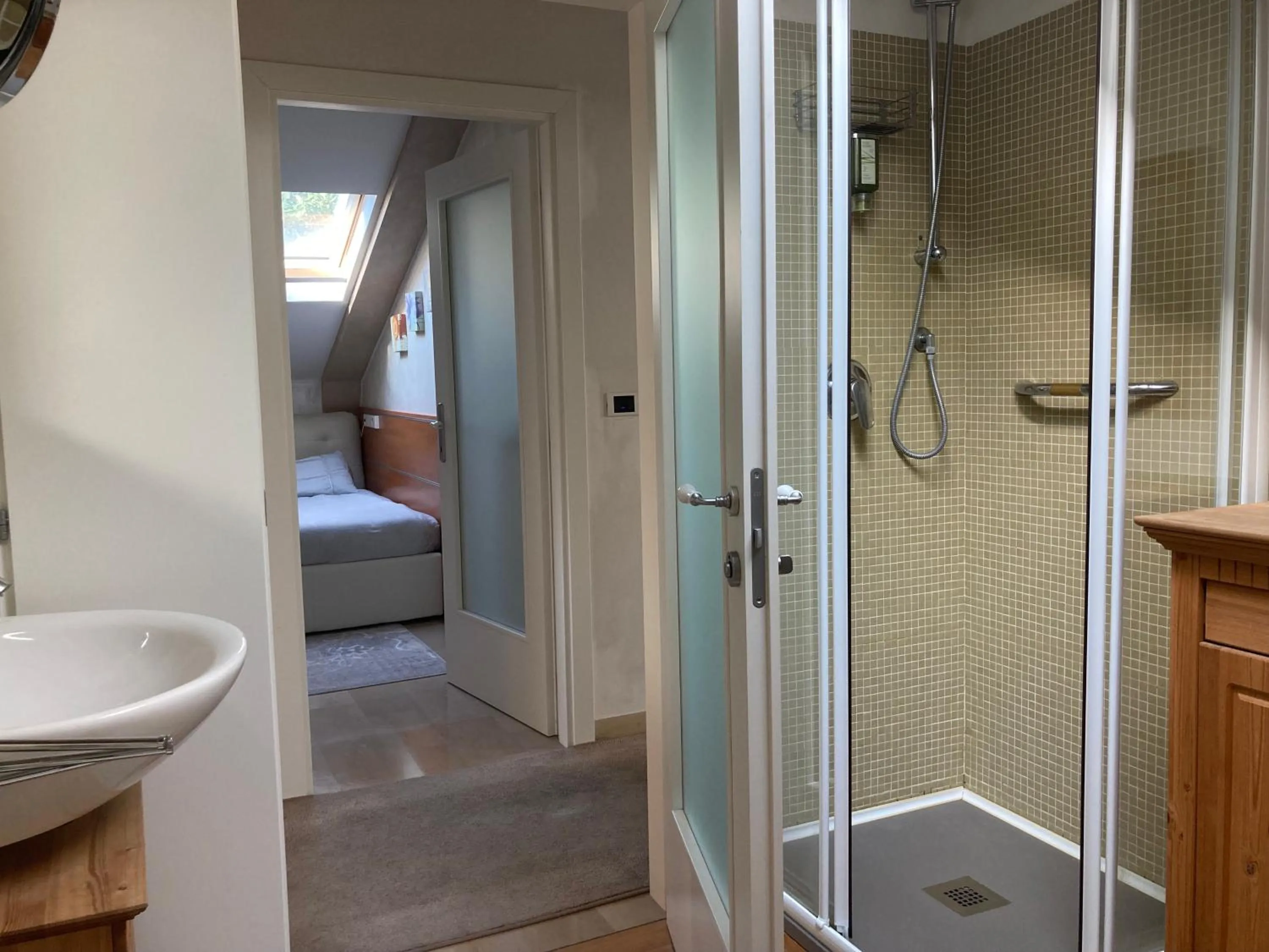 Shower, Bed in Oasis Lagoon Estate