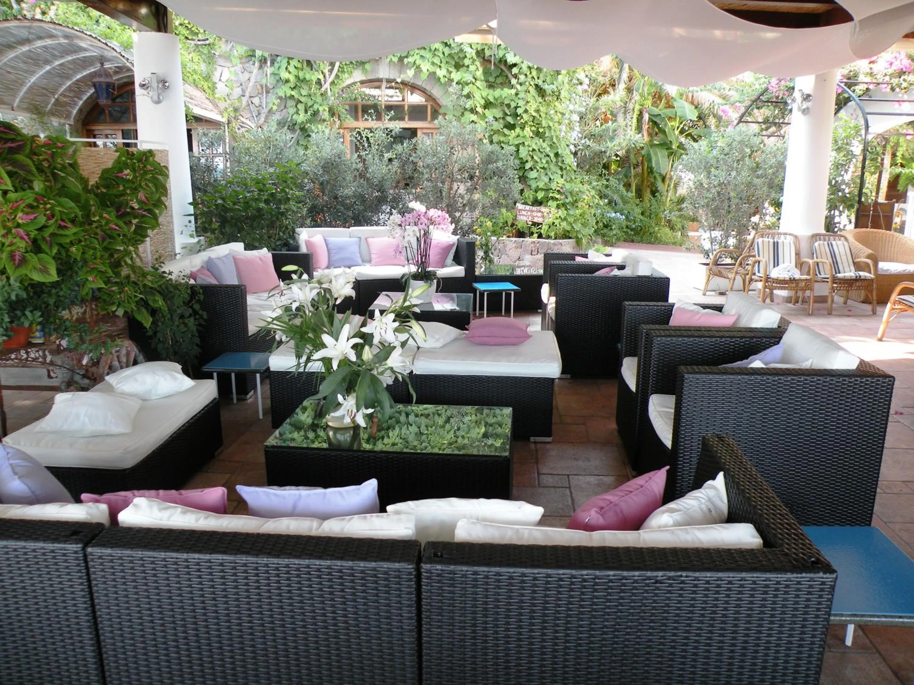 Lounge or bar in La Piazza Luxury Hotel & Spa