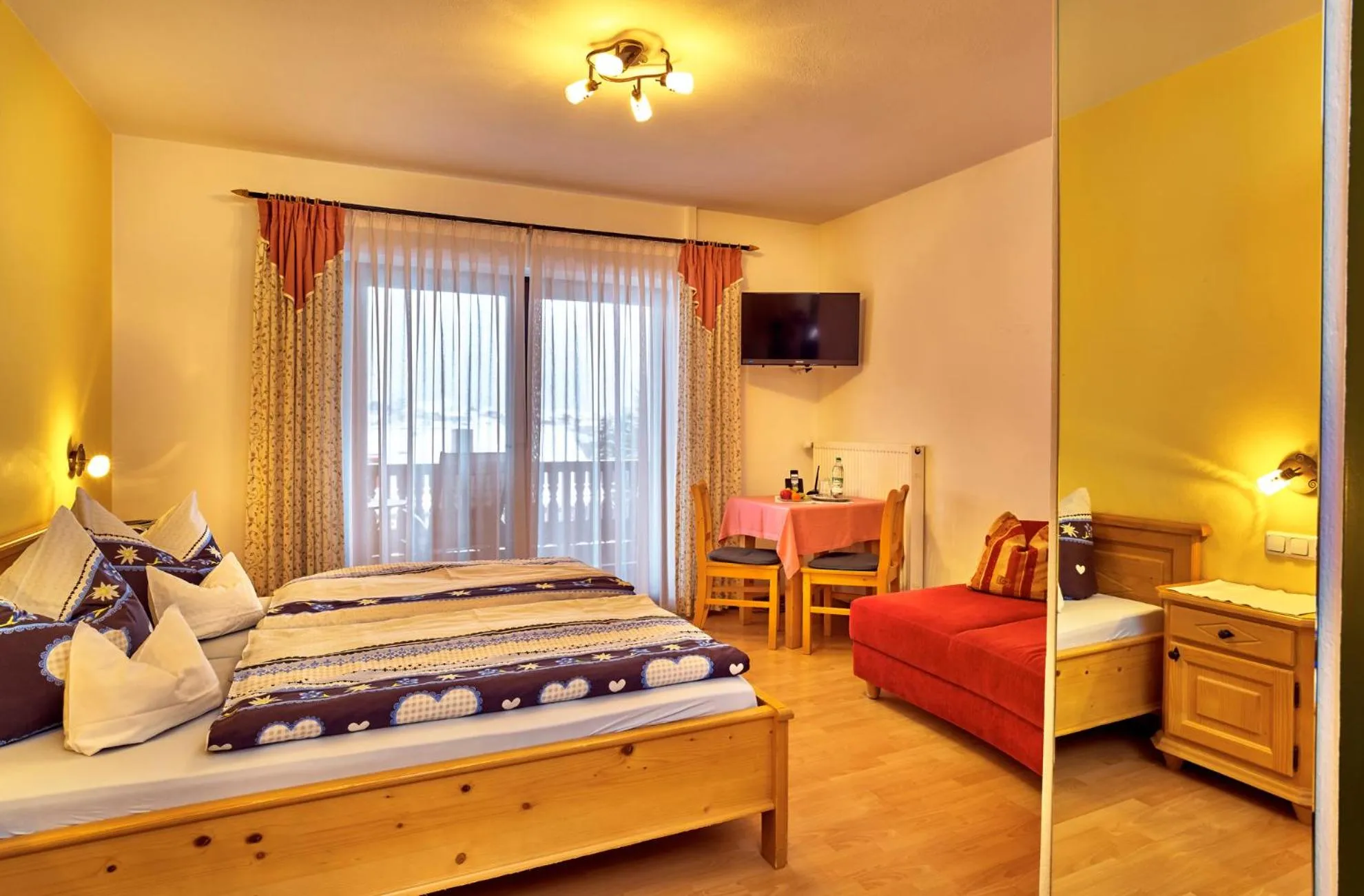 Photo of the whole room, Bed in Rehwinkel