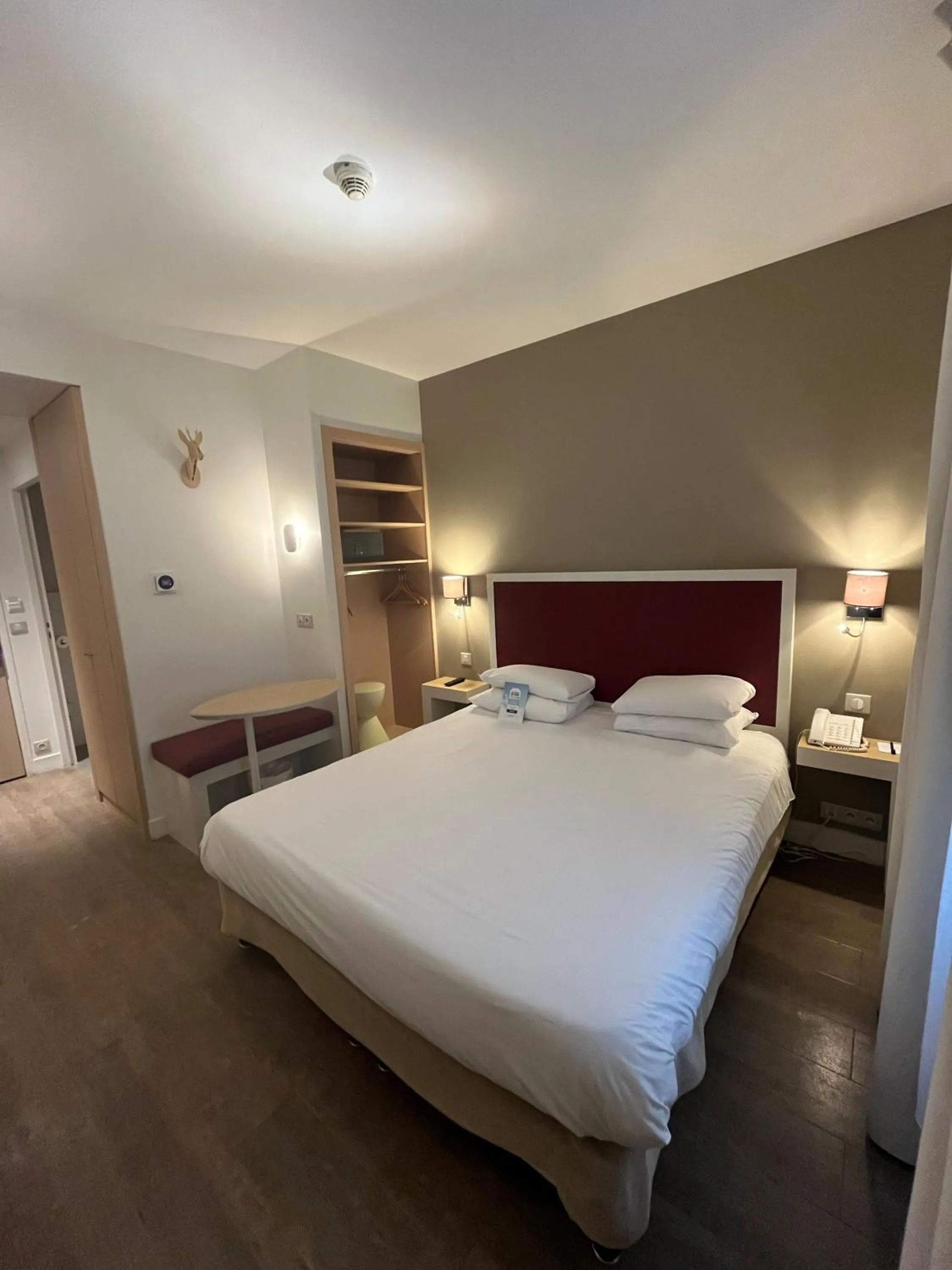 Property building, Bed in Kyriad Paris 18 - Porte de Clignancourt - Montmartre